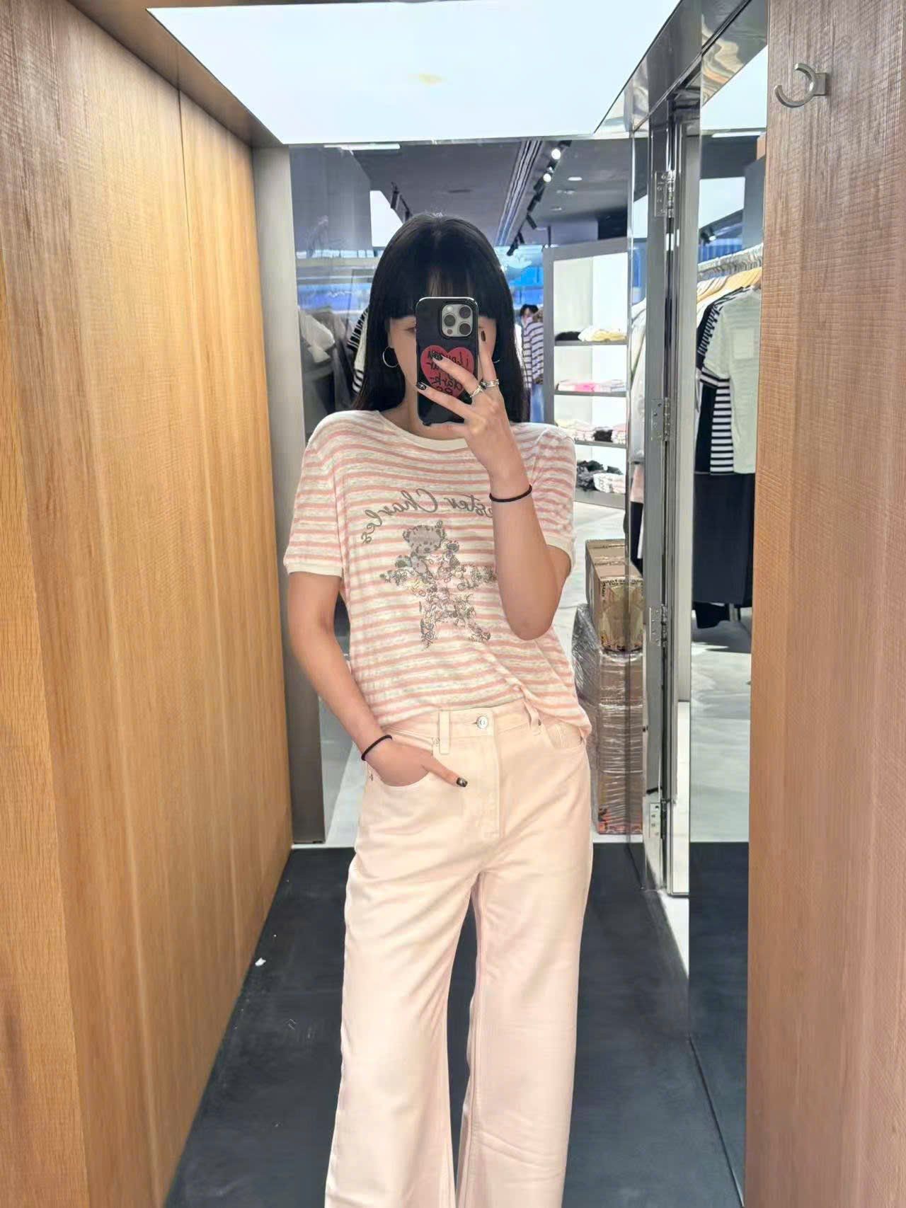  2.Quần jean hồng túi chéo, logo túi sau 