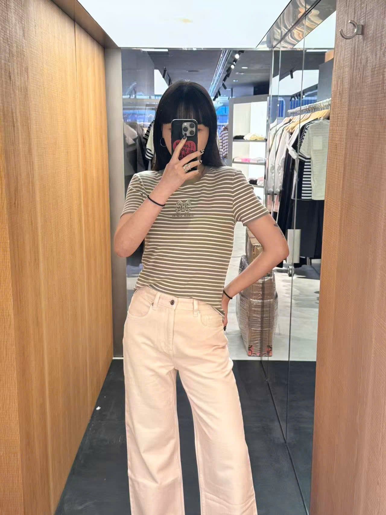  Áo kẻ vàng nâu ss25, ngực logo chữ lồng 