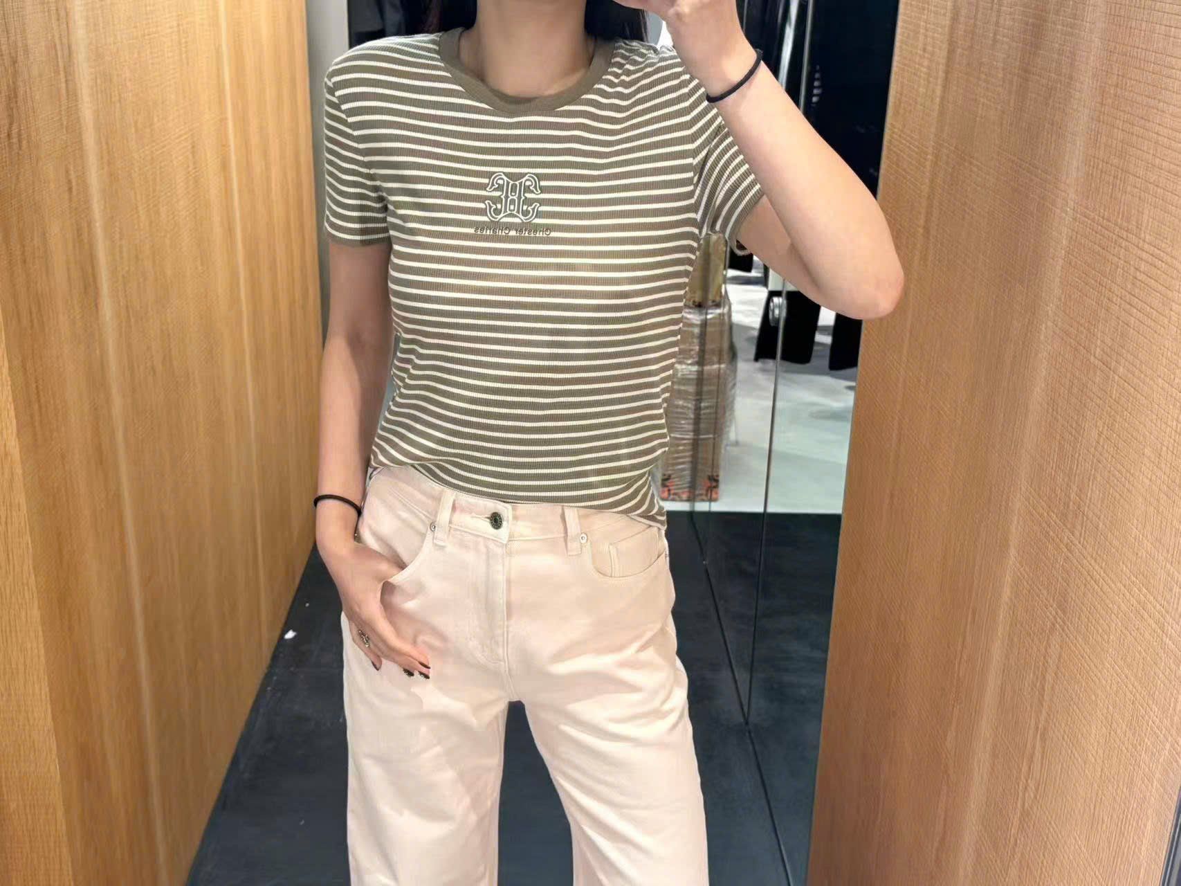  2.Quần jean hồng túi chéo, logo túi sau 