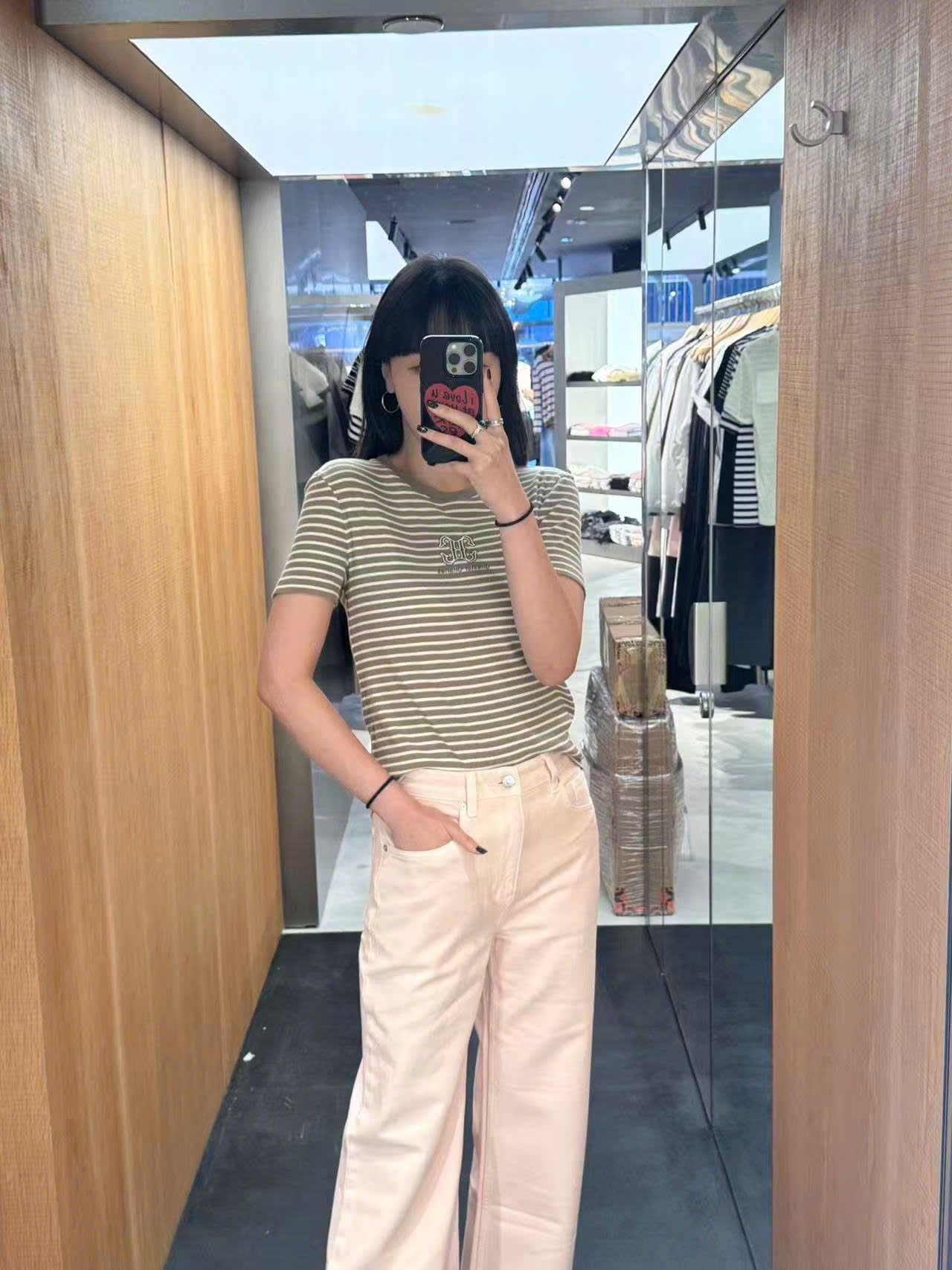  Áo kẻ vàng nâu ss25, ngực logo chữ lồng 