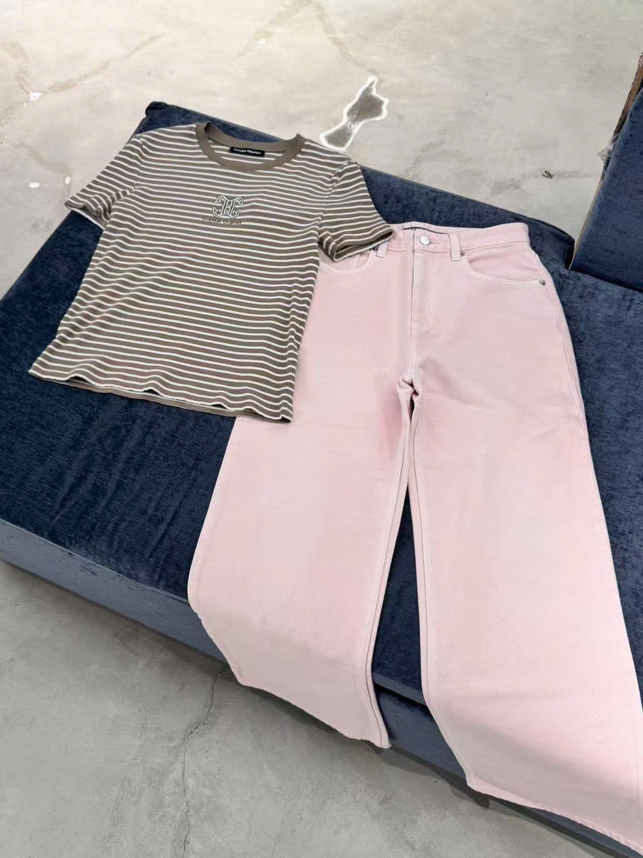  2.Quần jean hồng túi chéo, logo túi sau 