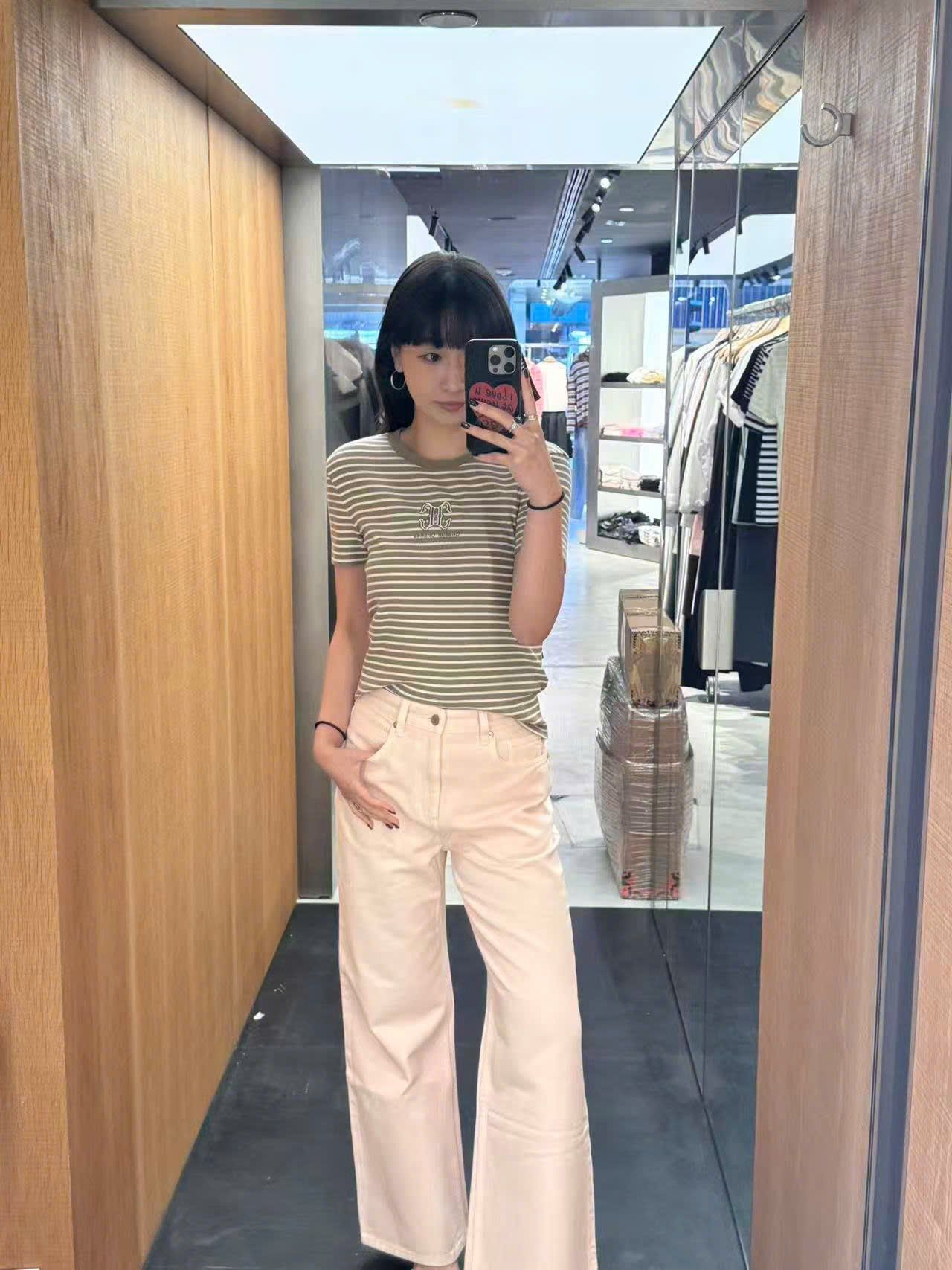  2.Quần jean hồng túi chéo, logo túi sau 