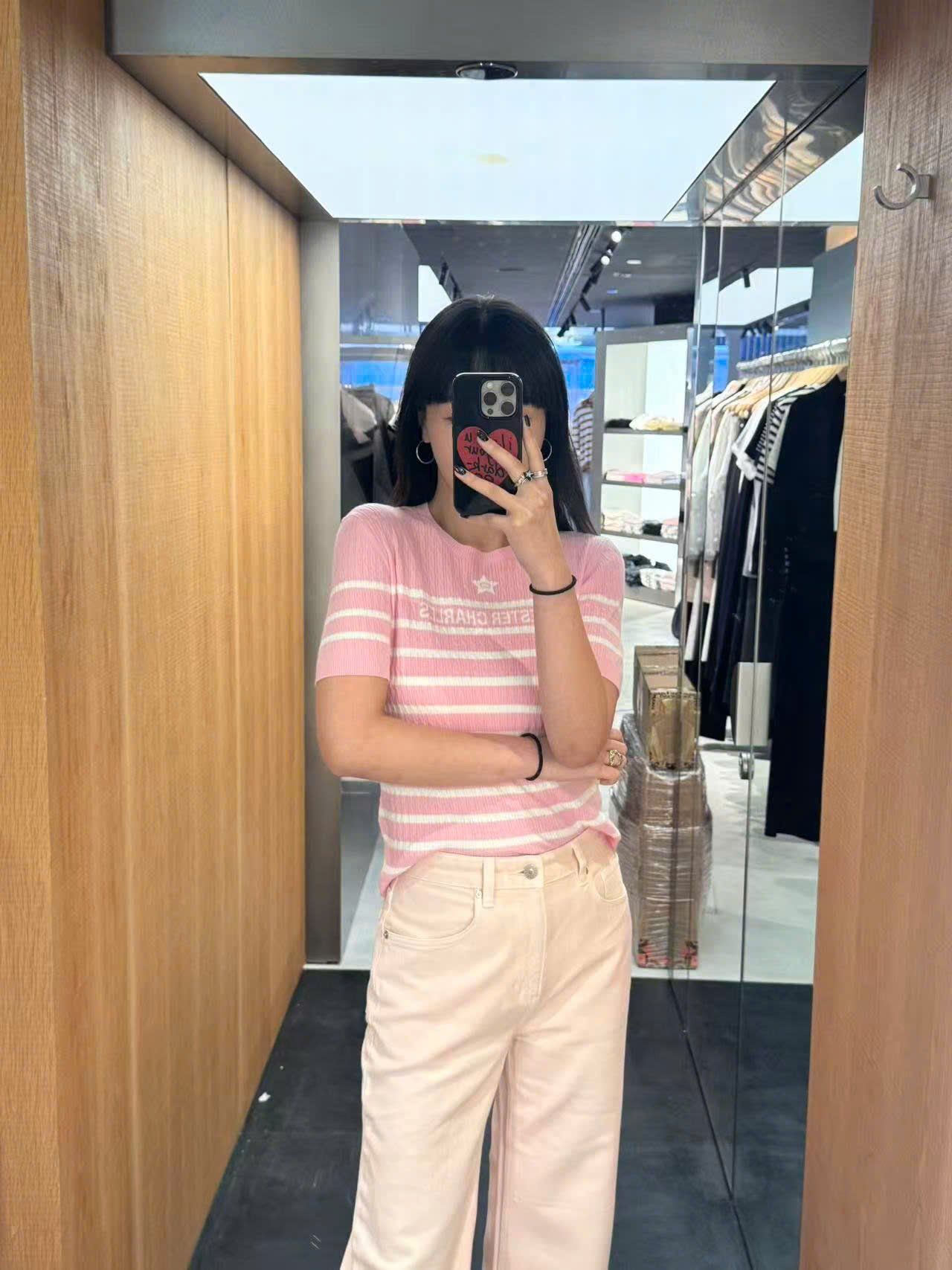  2.Quần jean hồng túi chéo, logo túi sau 