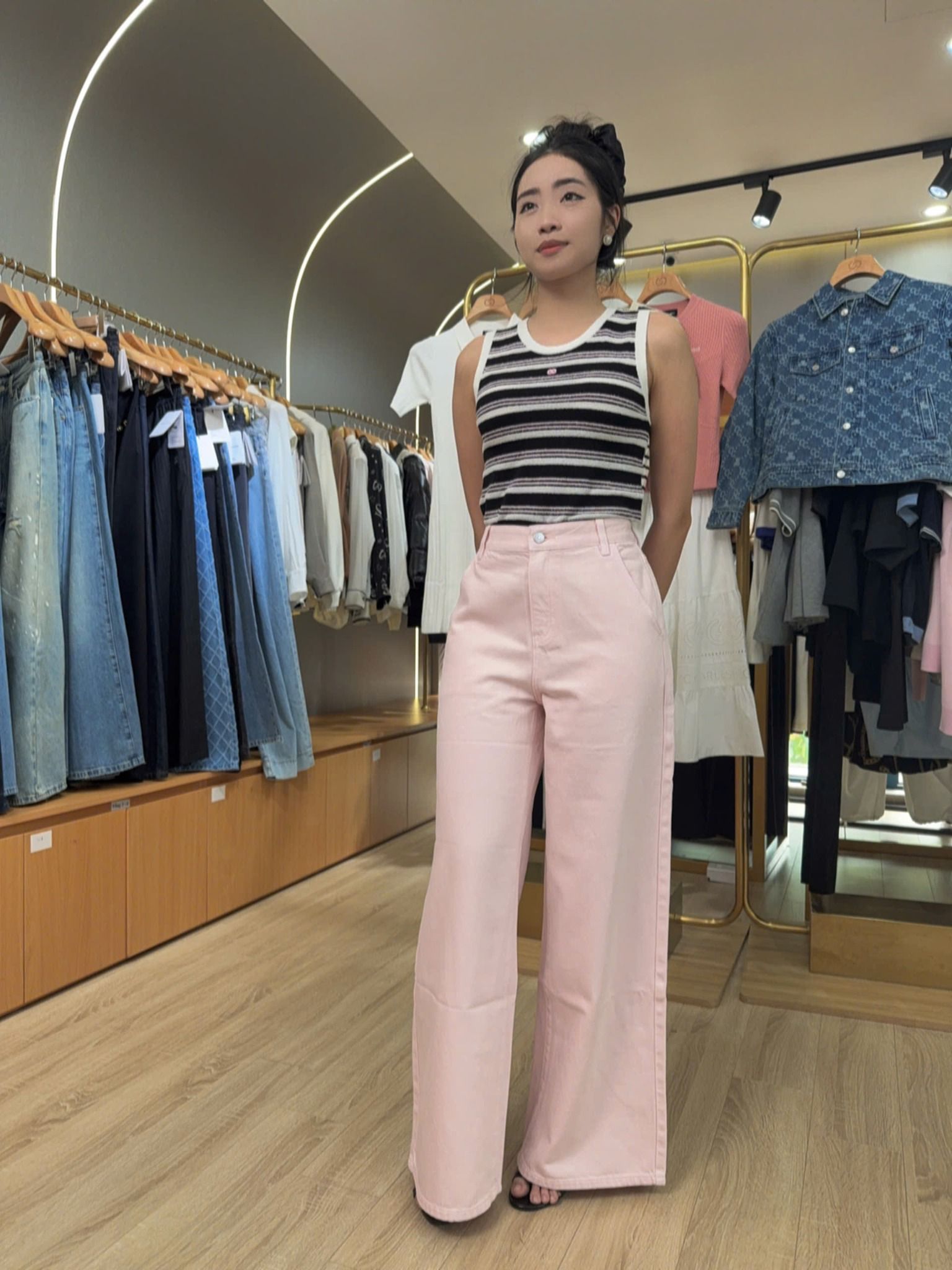  2.Quần jean hồng túi chéo, logo túi sau 