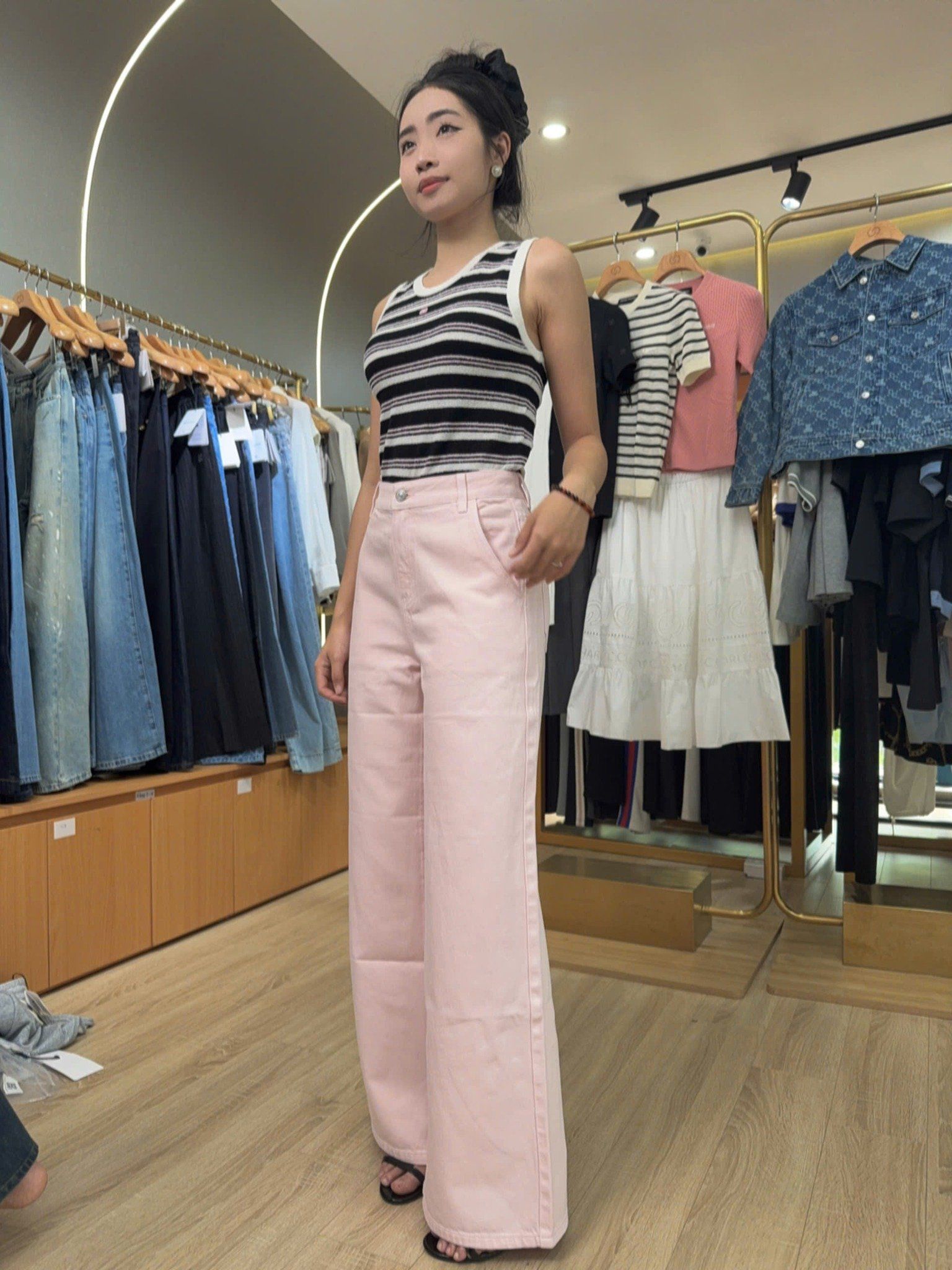  2.Quần jean hồng túi chéo, logo túi sau 