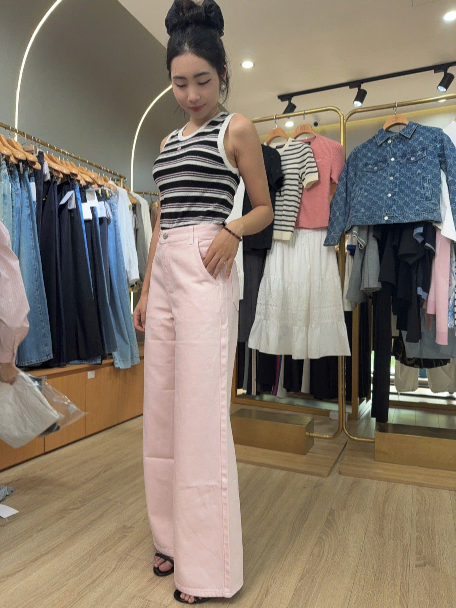  2.Quần jean hồng túi chéo, logo túi sau 