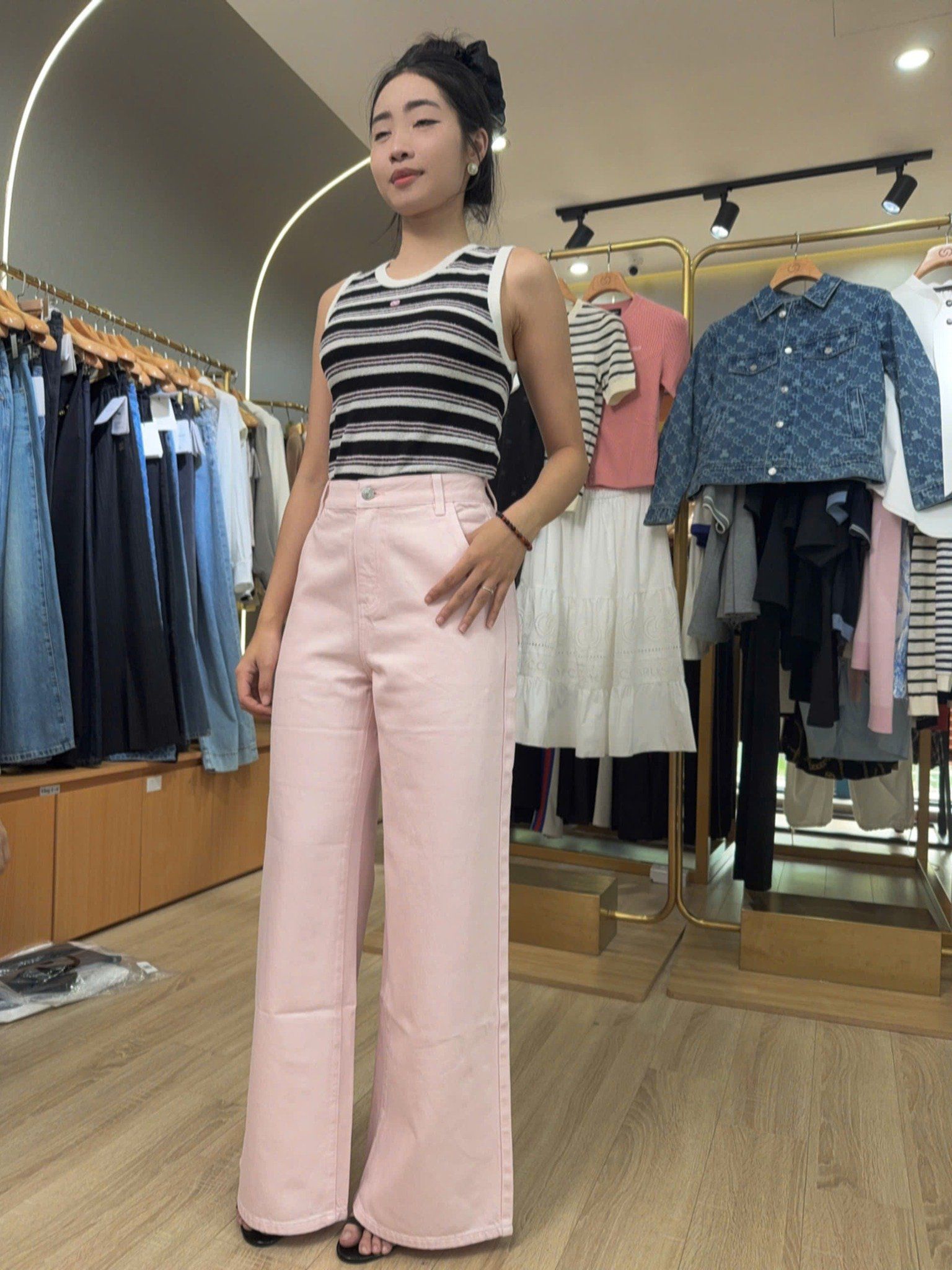  2.Quần jean hồng túi chéo, logo túi sau 