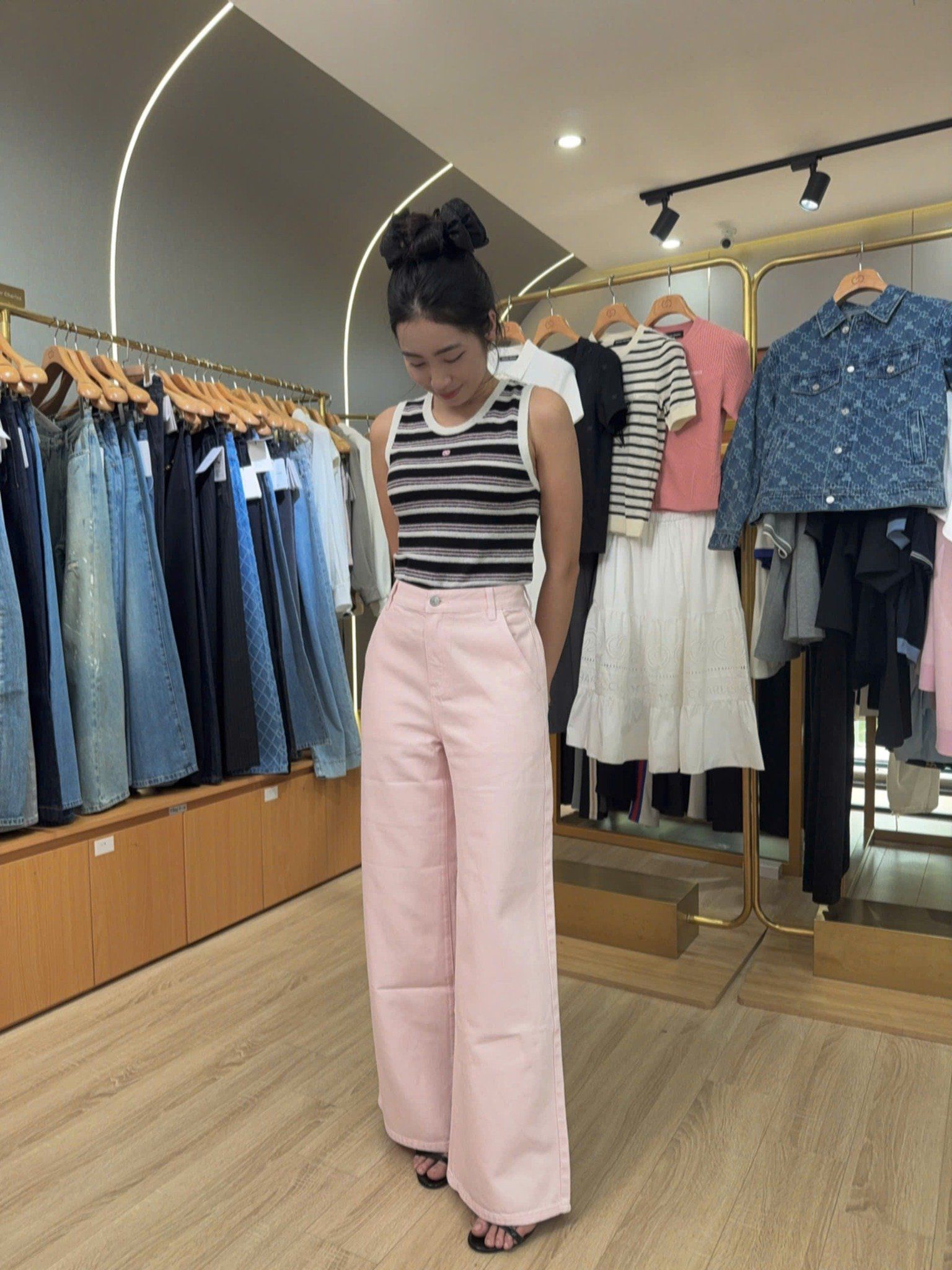  2.Quần jean hồng túi chéo, logo túi sau 