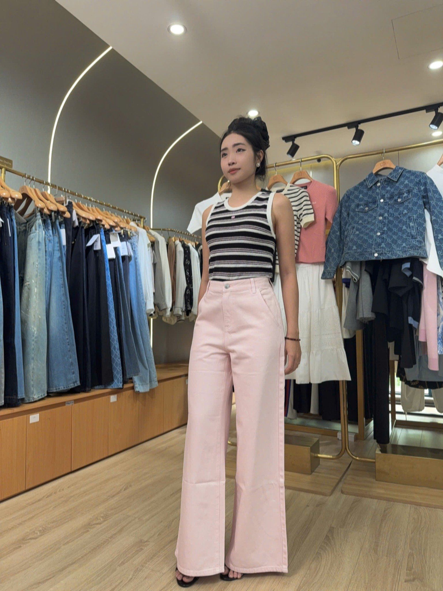  2.Quần jean hồng túi chéo, logo túi sau 