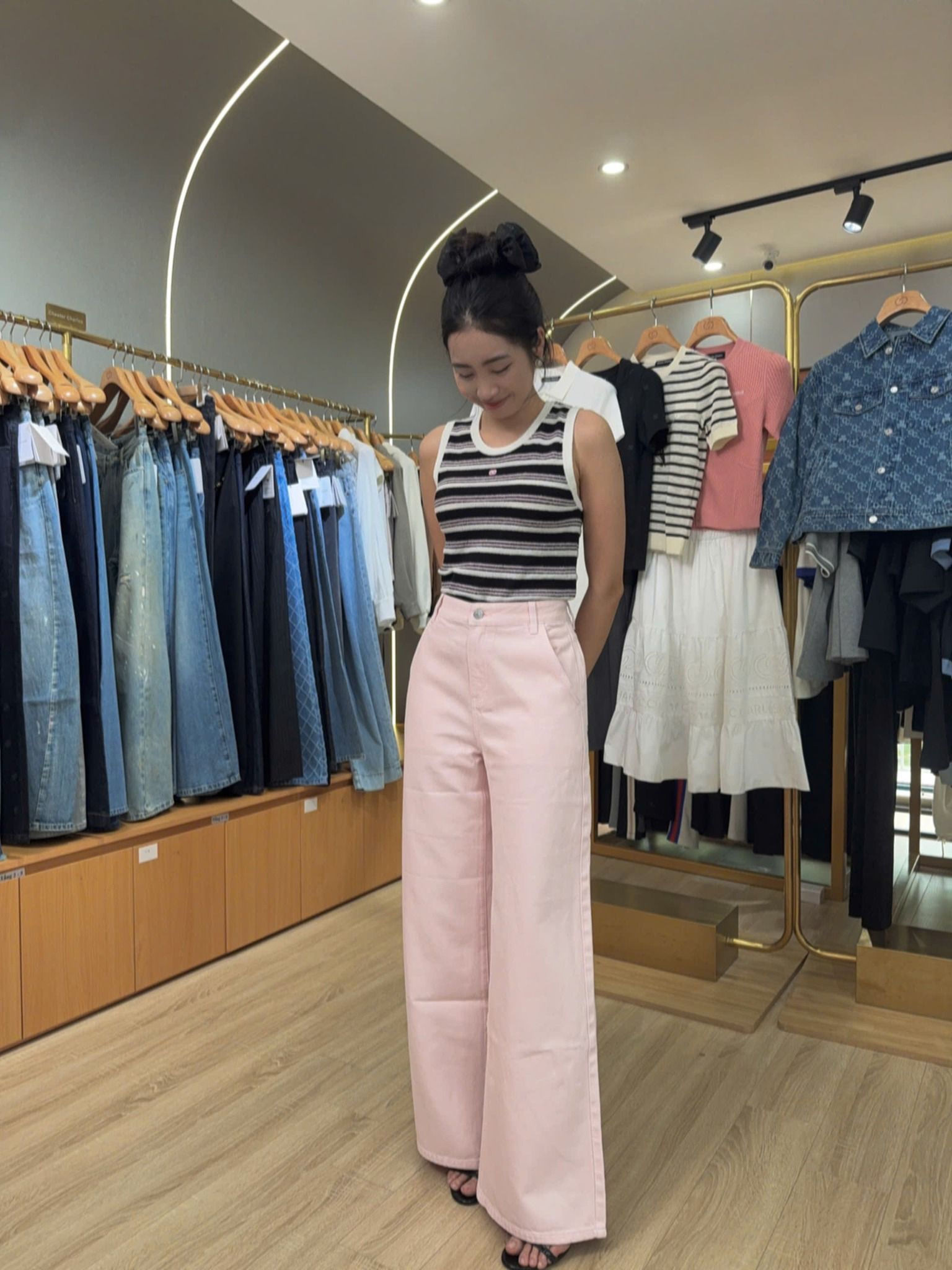  2.Quần jean hồng túi chéo, logo túi sau 