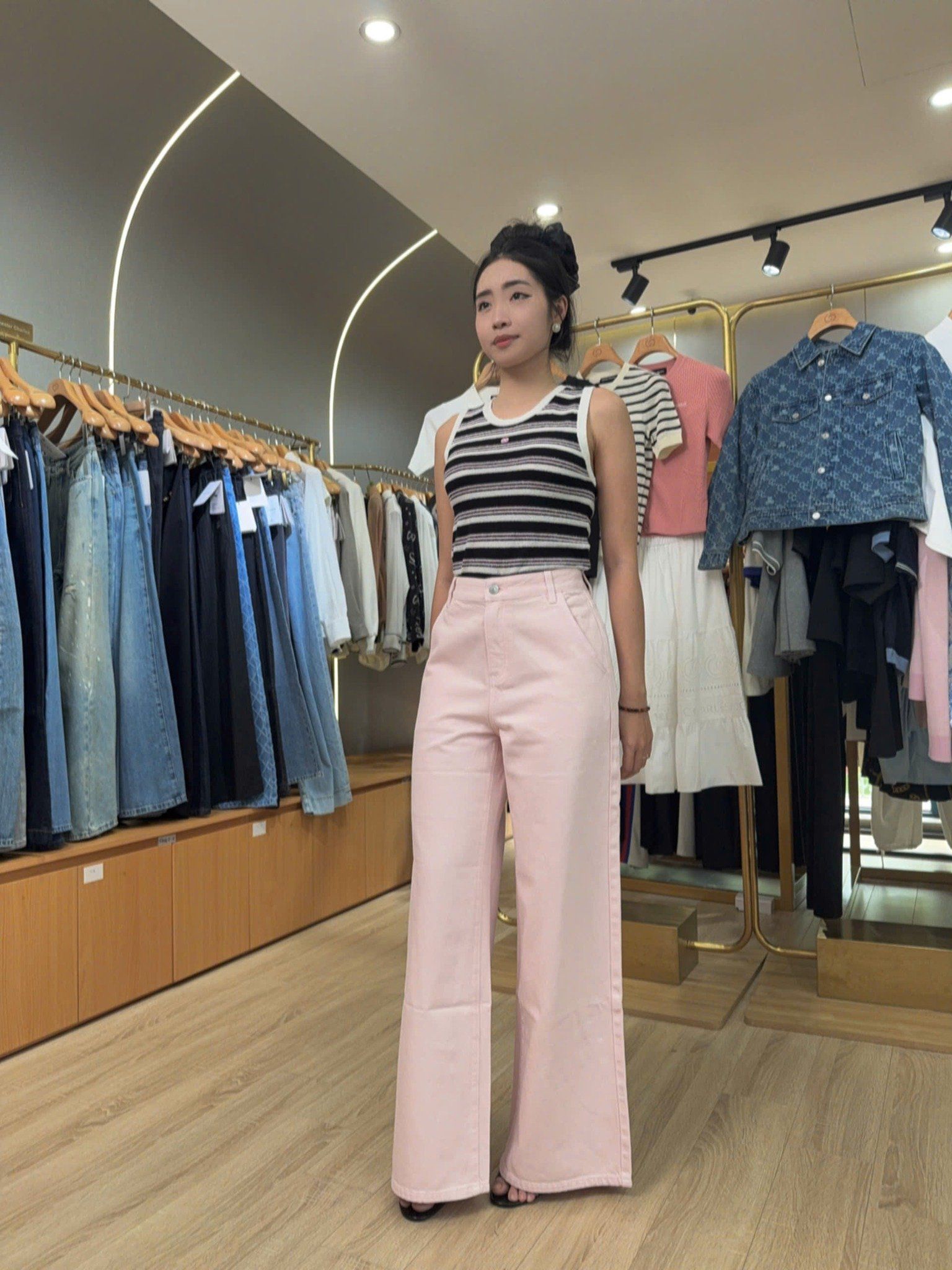  2.Quần jean hồng túi chéo, logo túi sau 