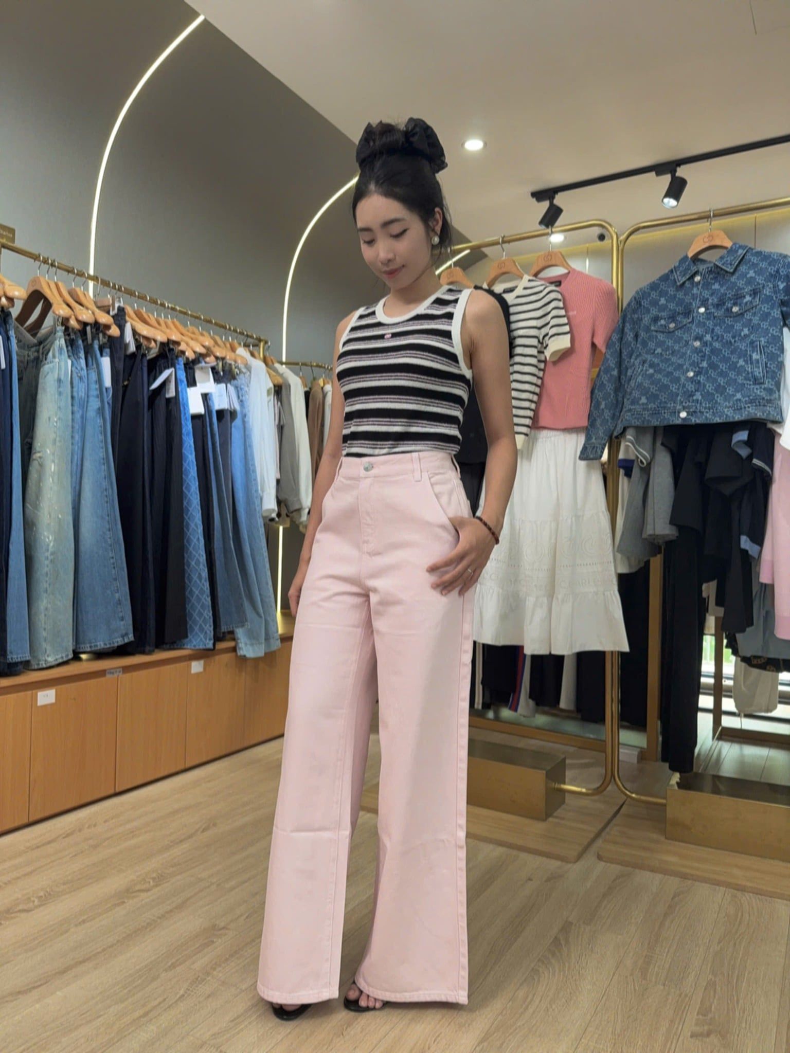  2.Quần jean hồng túi chéo, logo túi sau 