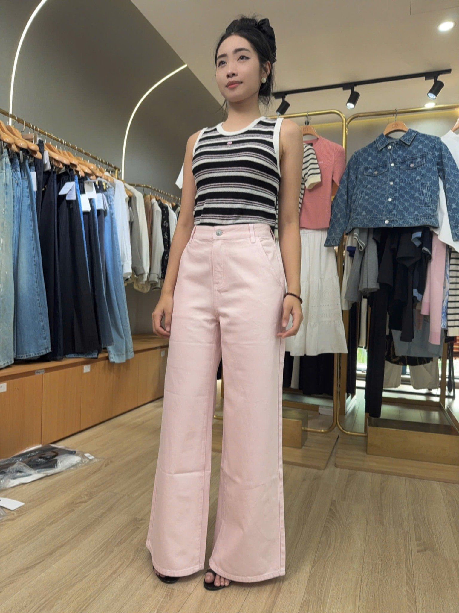  2.Quần jean hồng túi chéo, logo túi sau 