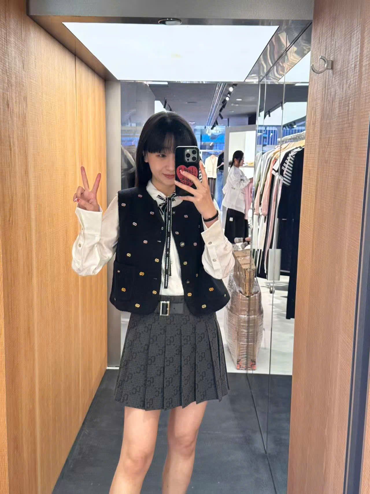  1.Áo ghile lông logo sắc màu 