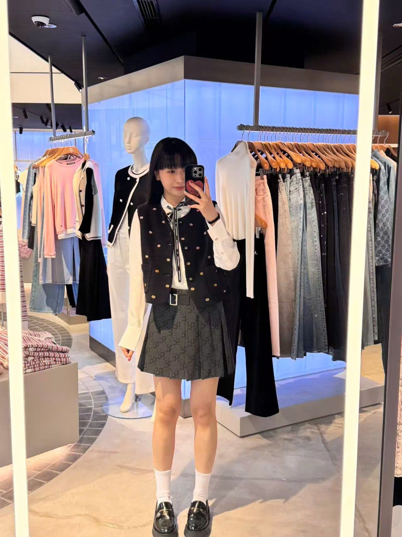  1.Áo ghile lông logo sắc màu 