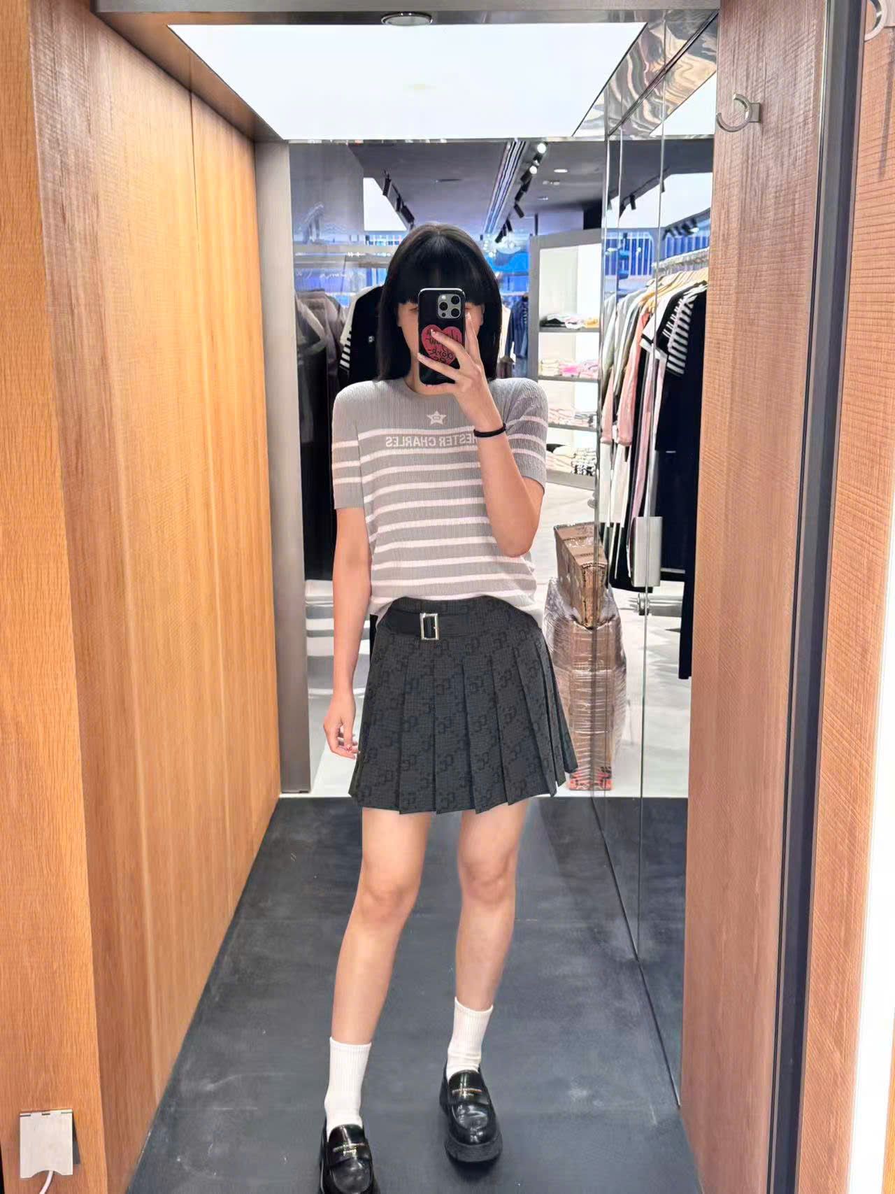  Áo xám kẻ ngang trắng - ngôi sao giữa 