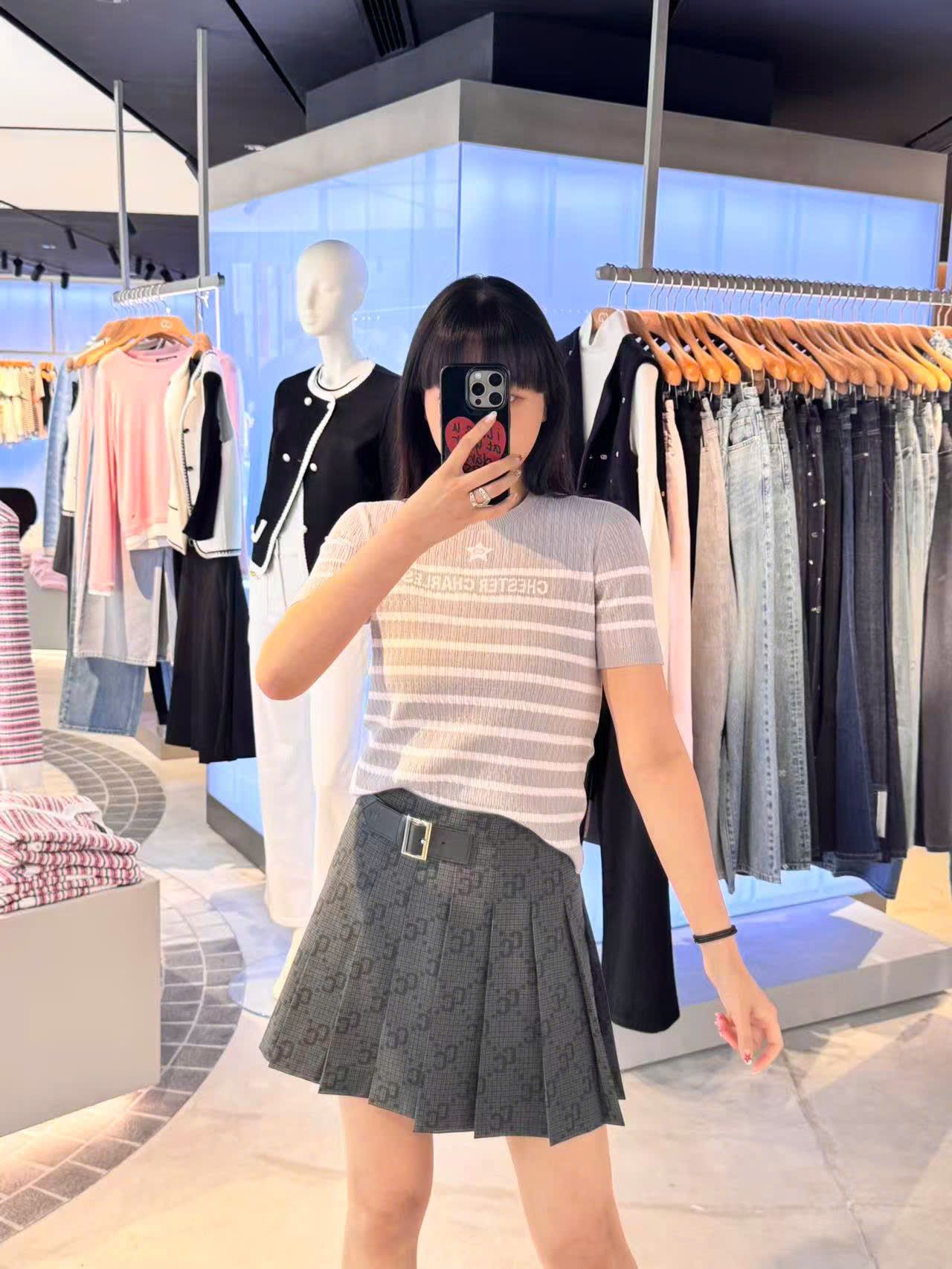  Áo xám kẻ ngang trắng - ngôi sao giữa 