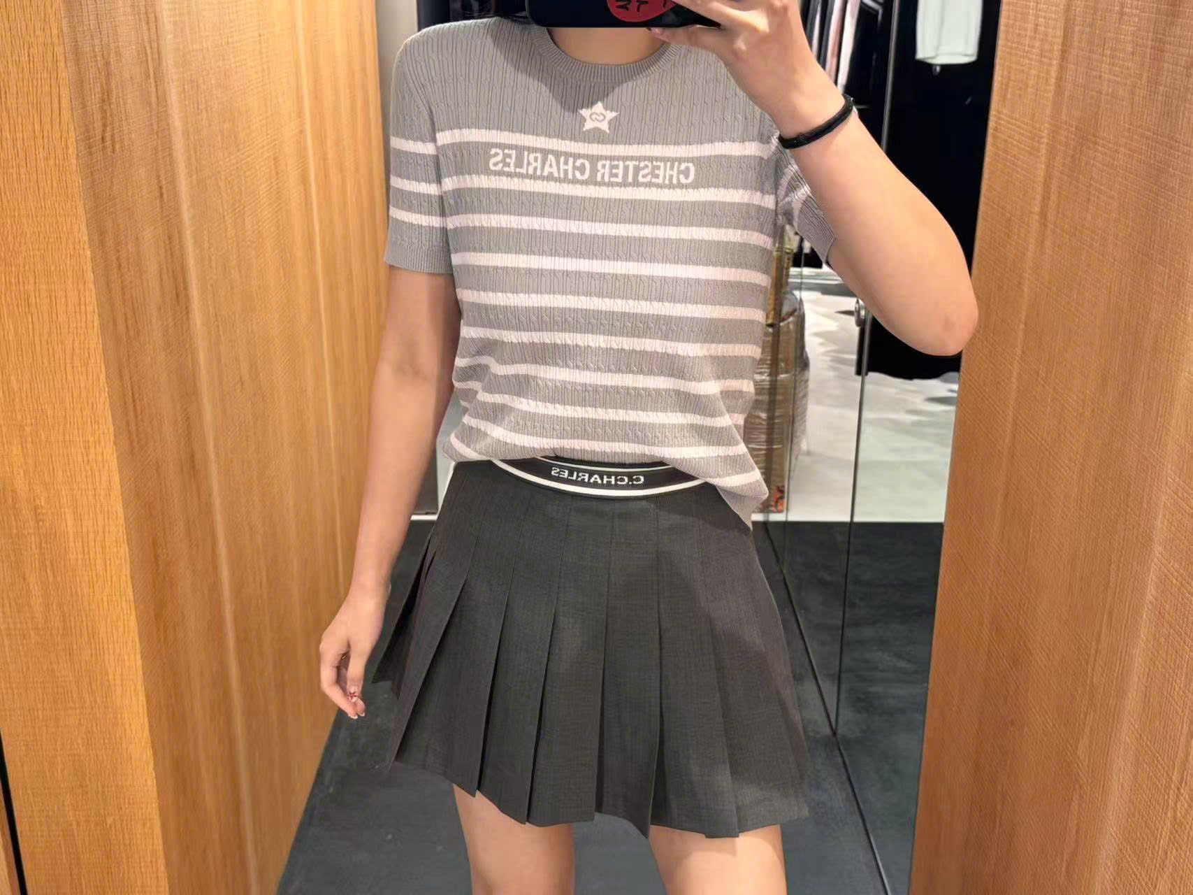  Áo xám kẻ ngang trắng - ngôi sao giữa 