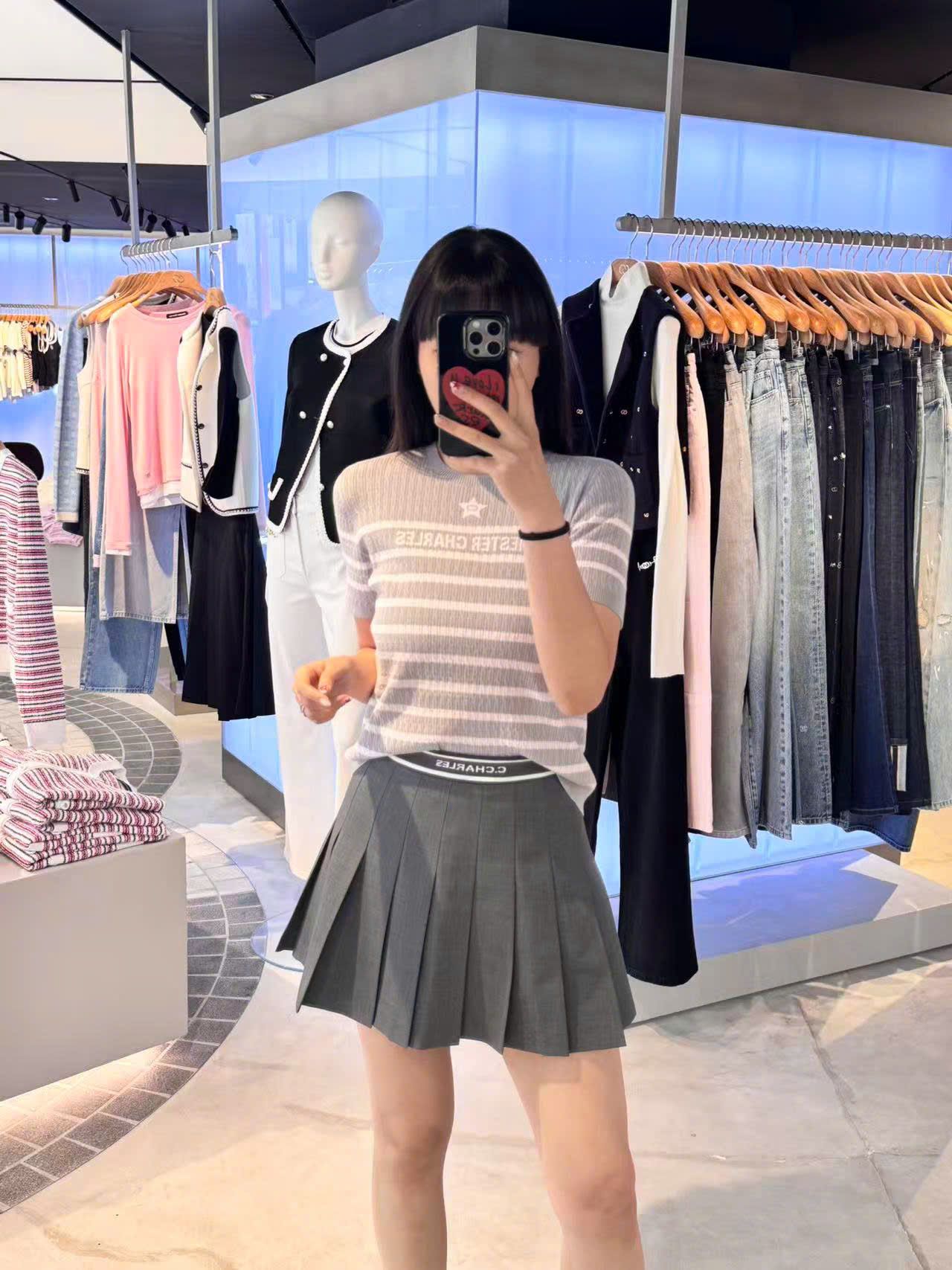  Áo xám kẻ ngang trắng - ngôi sao giữa 