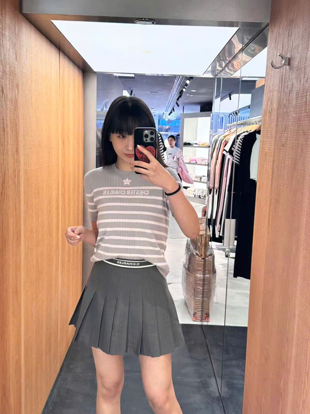  Áo xám kẻ ngang trắng - ngôi sao giữa 