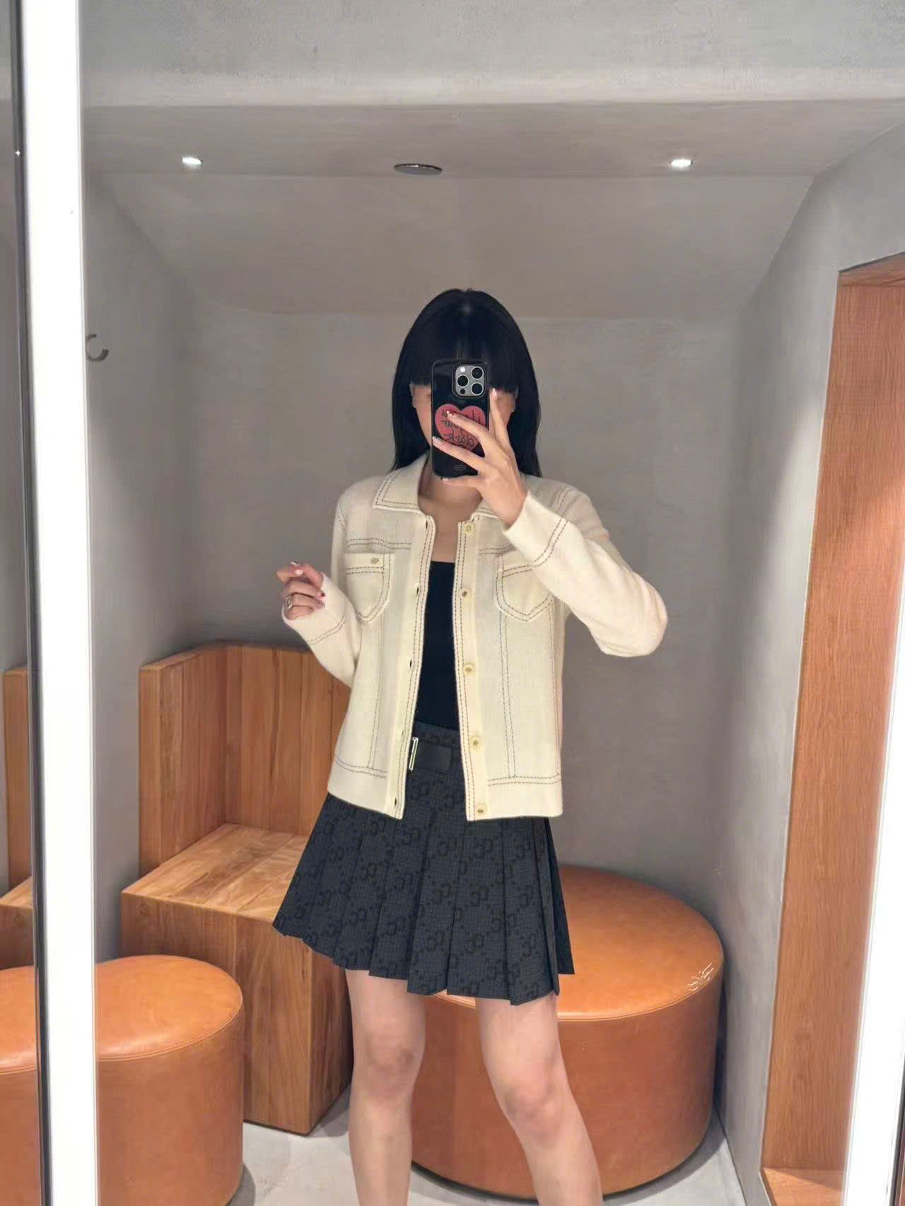  Áo CDG trắng, cổ bẻ, thêu viền nổi 