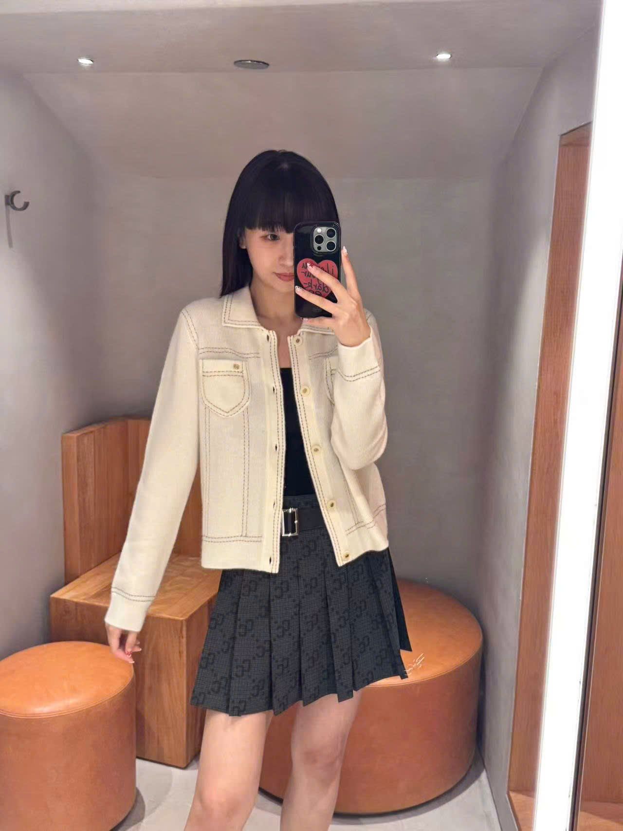  Áo CDG trắng, cổ bẻ, thêu viền nổi 