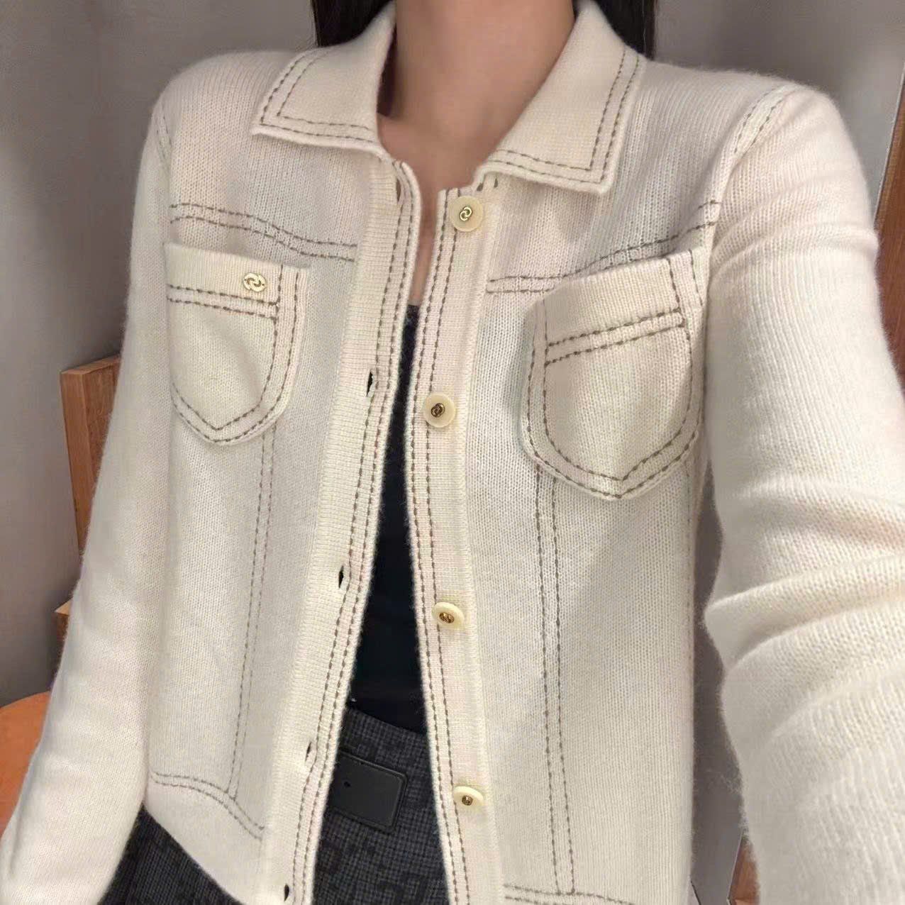  Áo CDG trắng, cổ bẻ, thêu viền nổi 