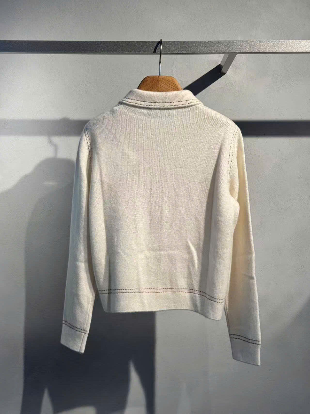  Áo CDG trắng, cổ bẻ, thêu viền nổi 