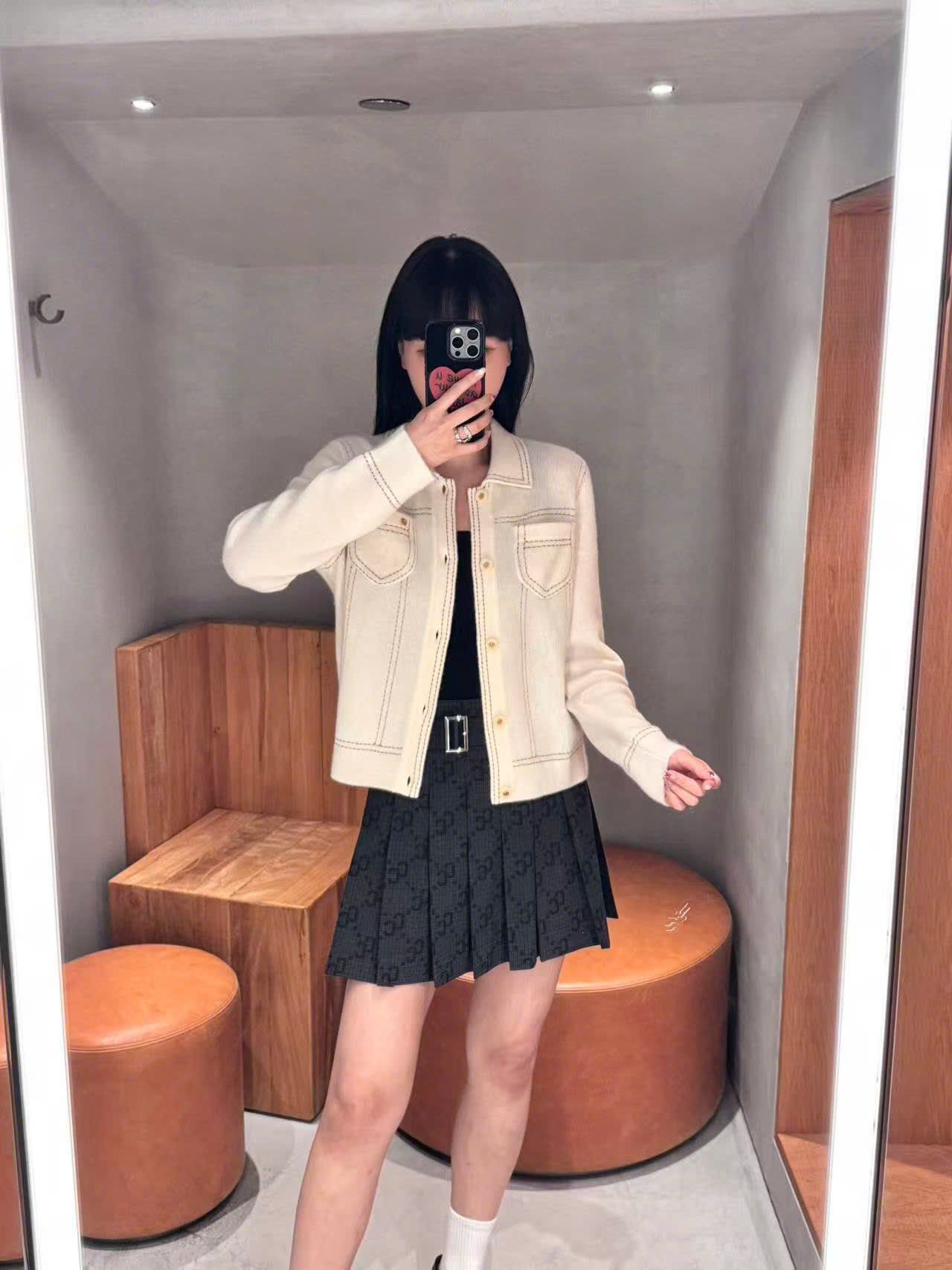  Áo CDG trắng, cổ bẻ, thêu viền nổi 