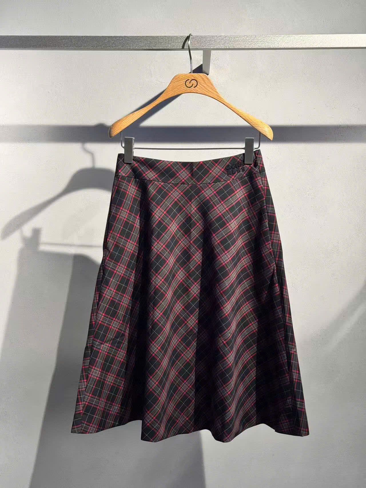  Chân váy dài kẻ đỏ đen 