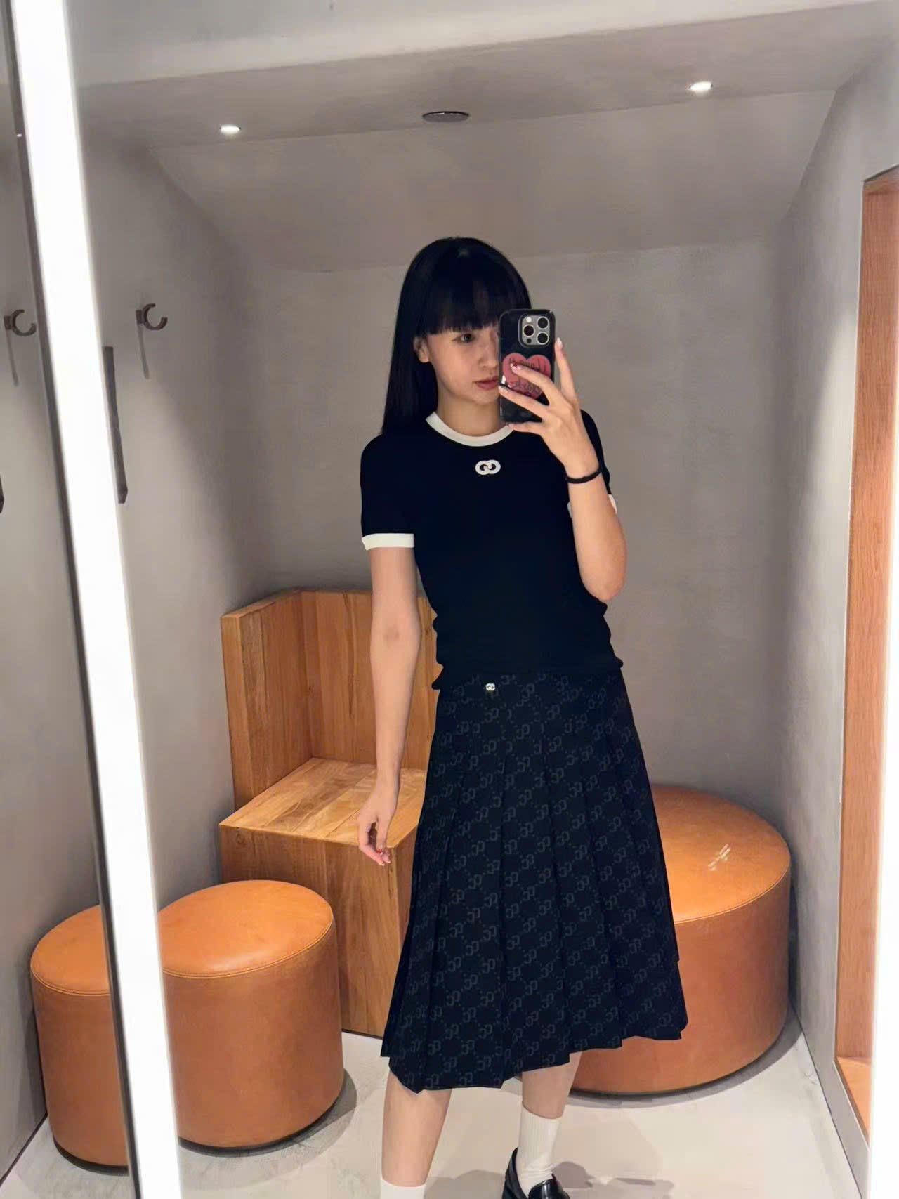  Áo đen mongtoghi viền trắng, logo nhỏ trắng ngực 