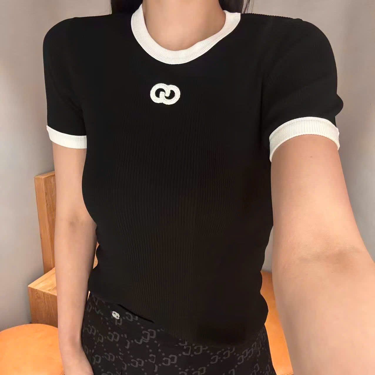  Áo đen mongtoghi viền trắng, logo nhỏ trắng ngực 