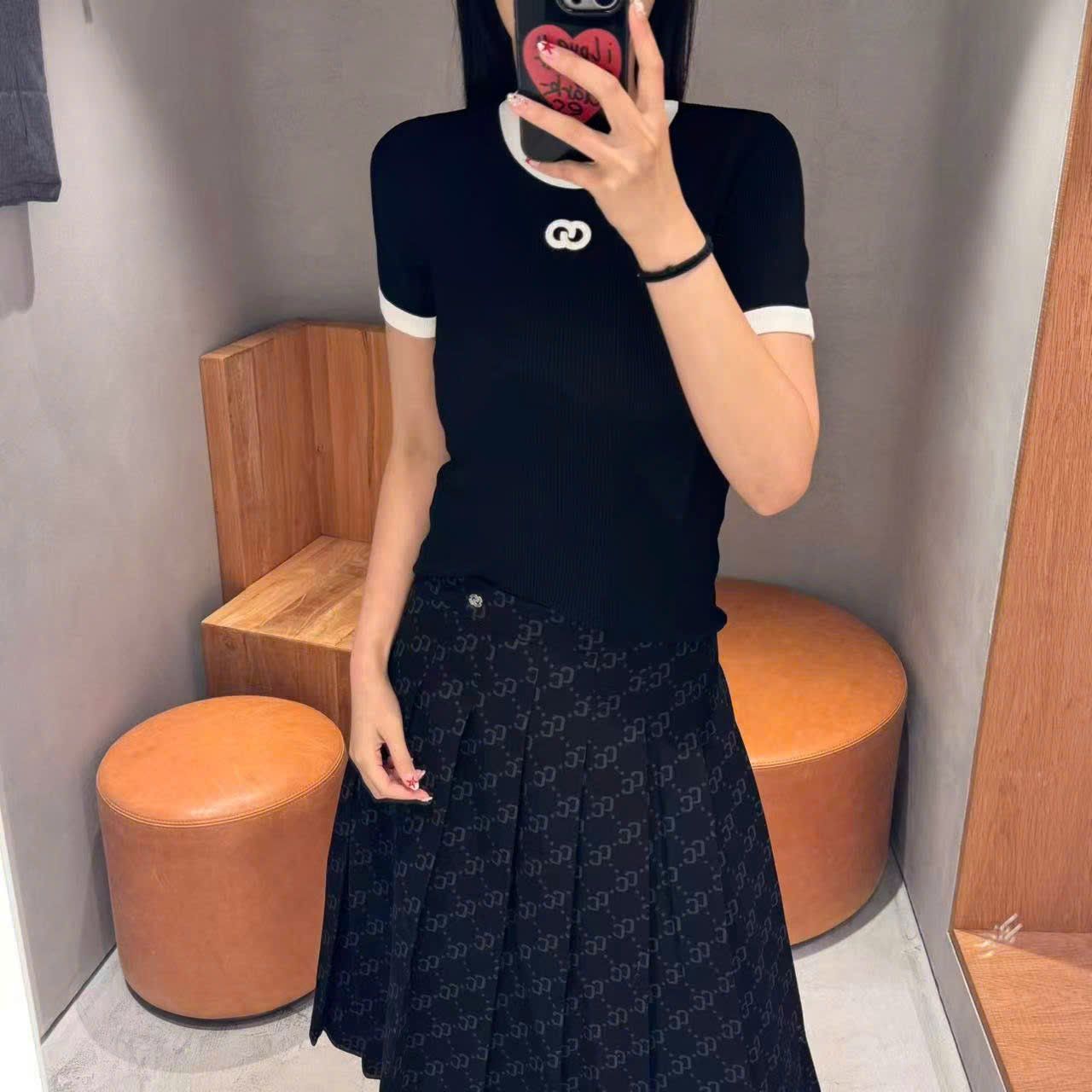  Áo đen mongtoghi viền trắng, logo nhỏ trắng ngực 