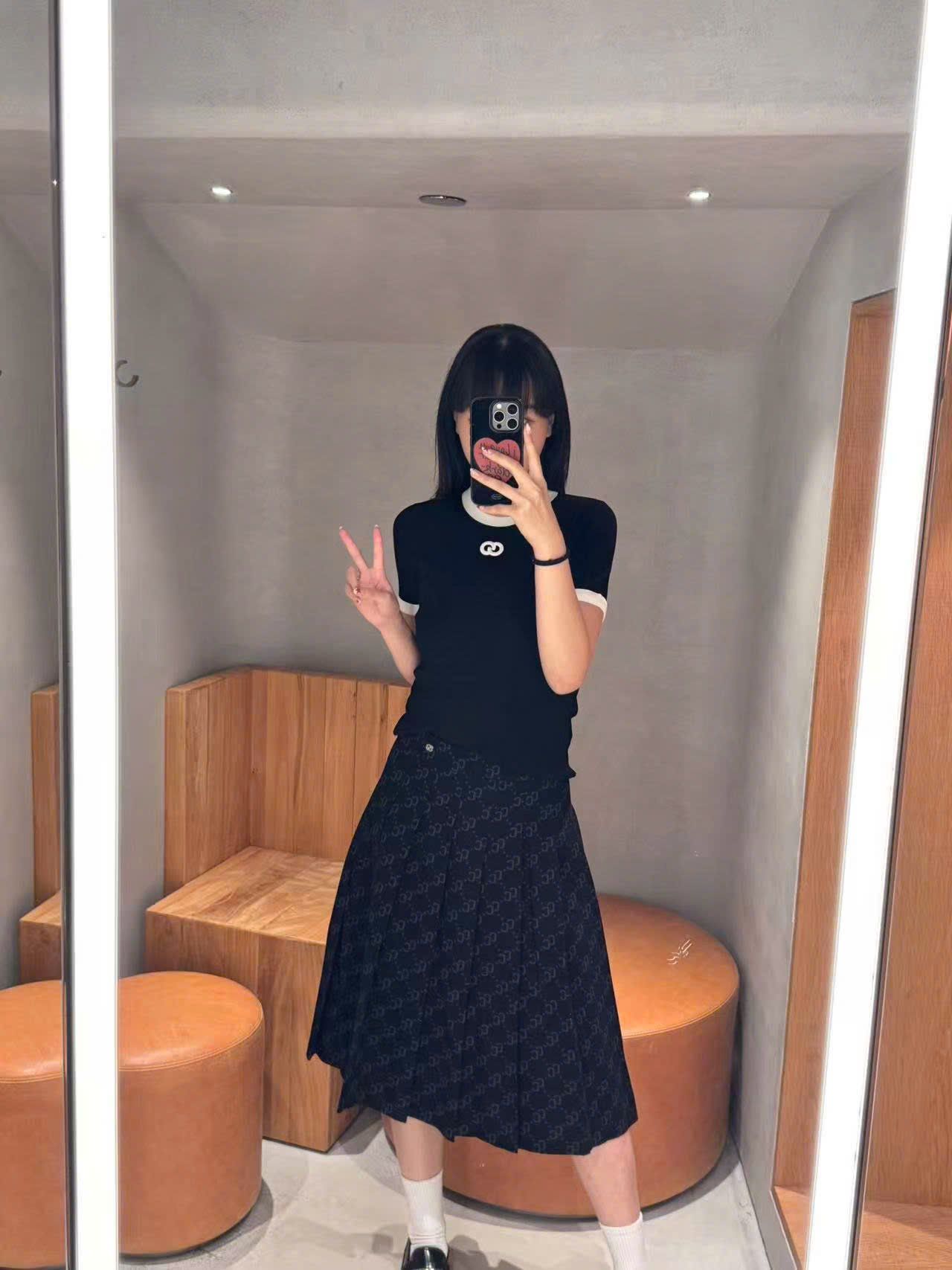  Áo đen mongtoghi viền trắng, logo nhỏ trắng ngực 