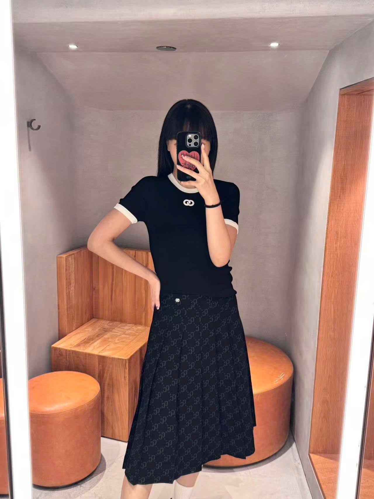  Áo đen mongtoghi viền trắng, logo nhỏ trắng ngực 