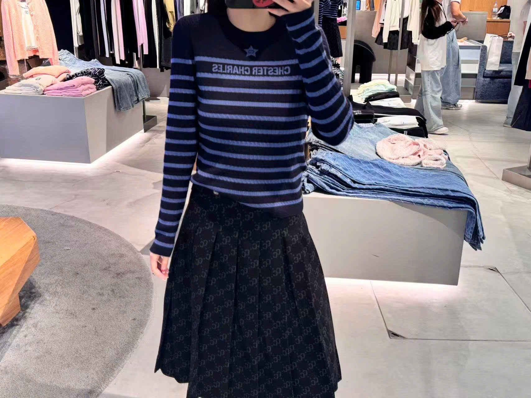  Áo len dài tay đen kẻ ngang xanh - ngôi sao giữa 