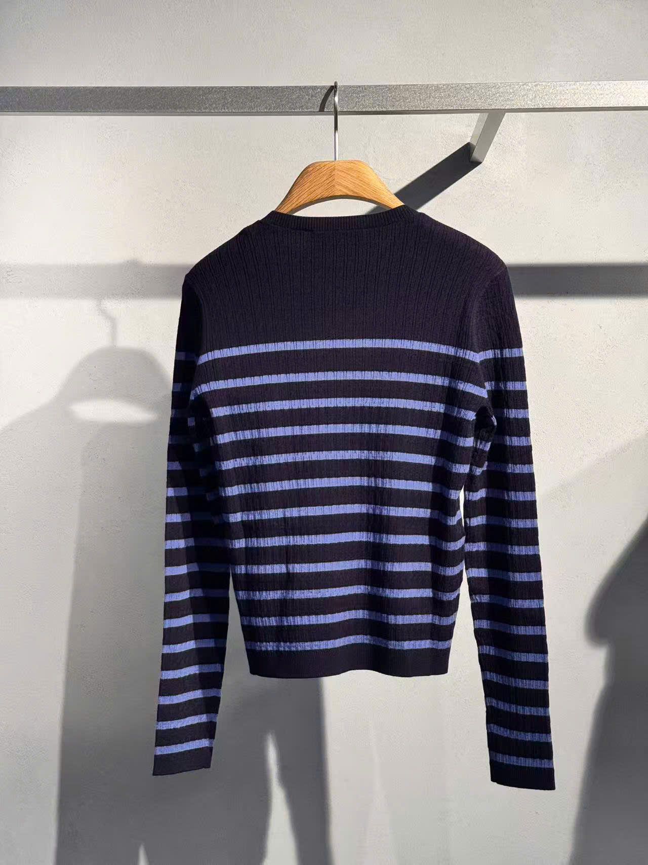  Áo len dài tay đen kẻ ngang xanh - ngôi sao giữa 