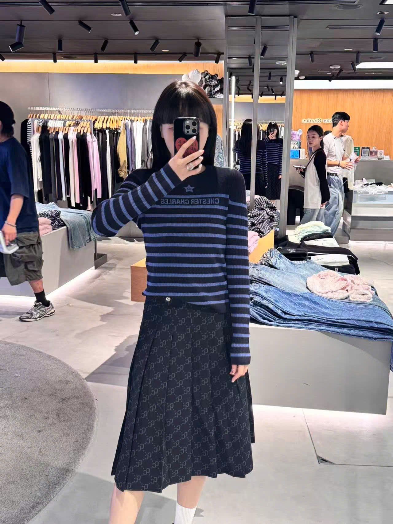  Áo len dài tay đen kẻ ngang xanh - ngôi sao giữa 