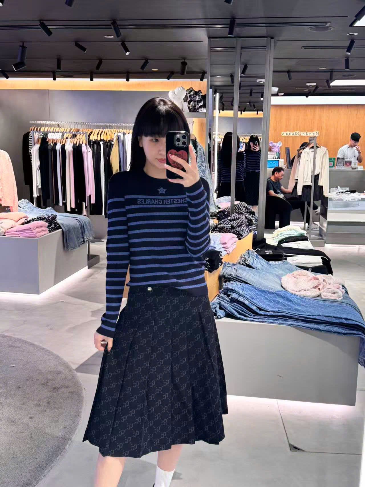  Áo len dài tay đen kẻ ngang xanh - ngôi sao giữa 