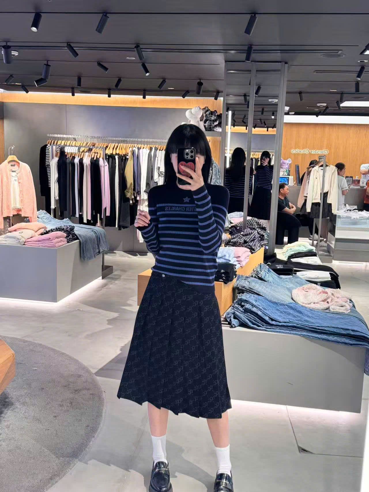  Áo len dài tay đen kẻ ngang xanh - ngôi sao giữa 