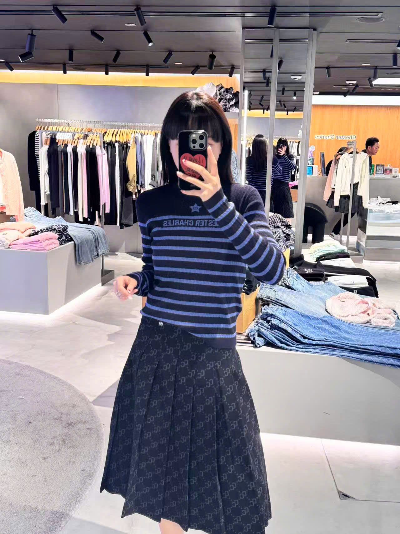  Áo len dài tay đen kẻ ngang xanh - ngôi sao giữa 