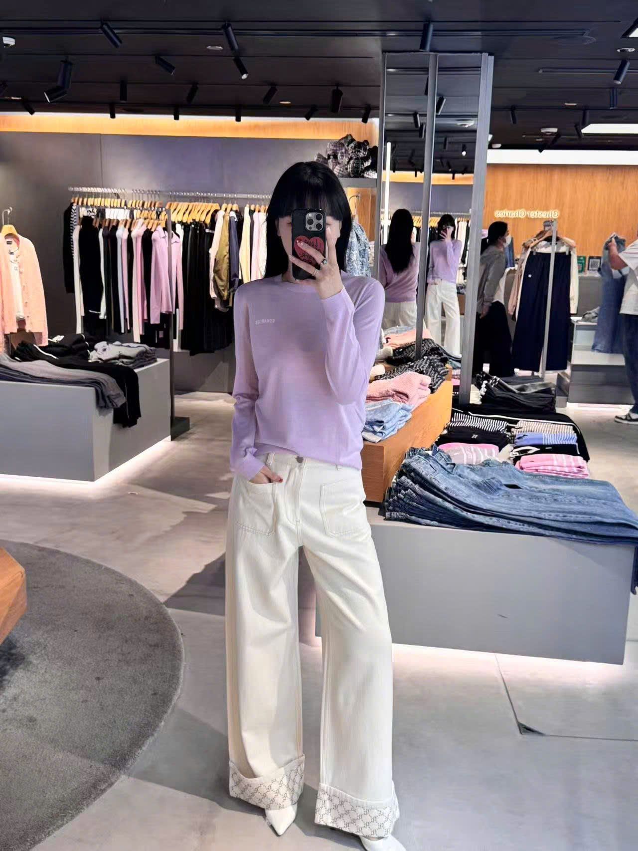  2.Quần jean trắng gập gấu 