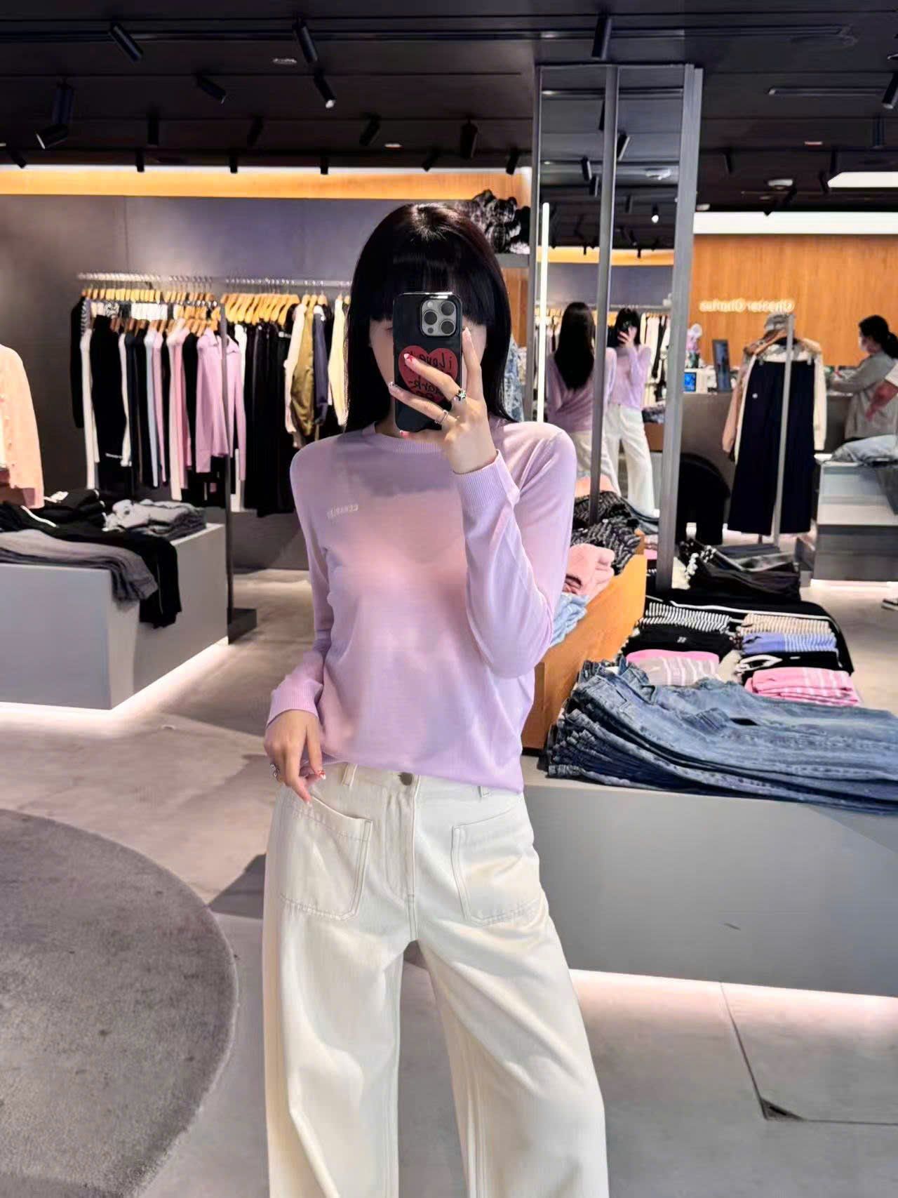  2.Quần jean trắng gập gấu 