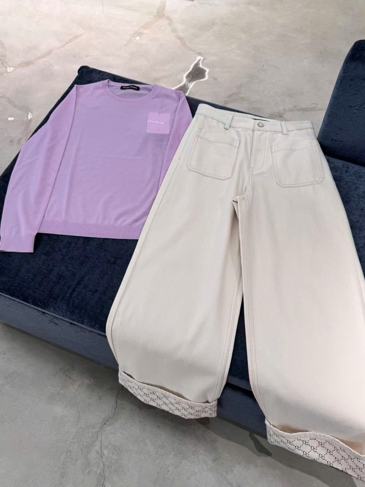  2.Quần jean trắng gập gấu 