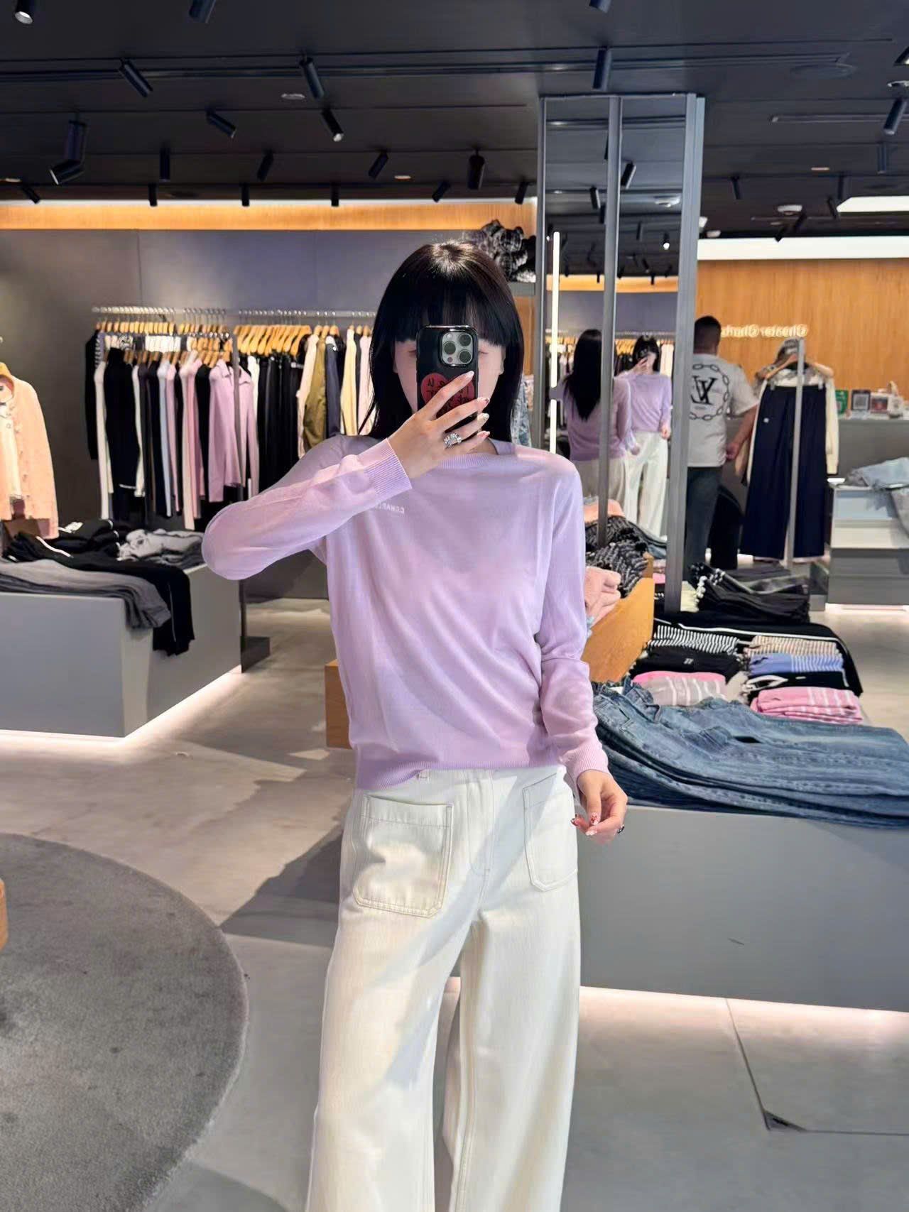  2.Quần jean trắng gập gấu 