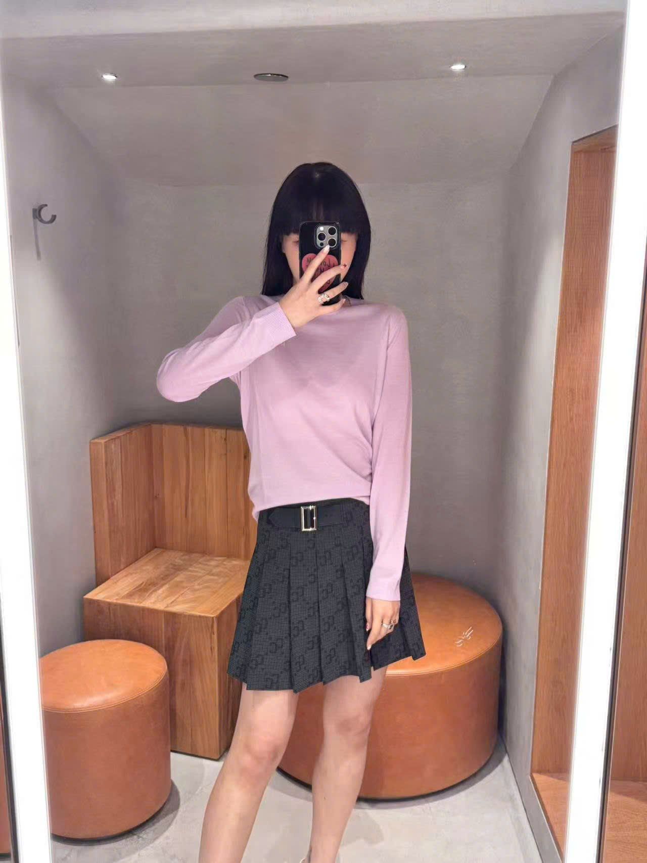  Áo len dài tay hồng tím,chữ C.charles trắng 