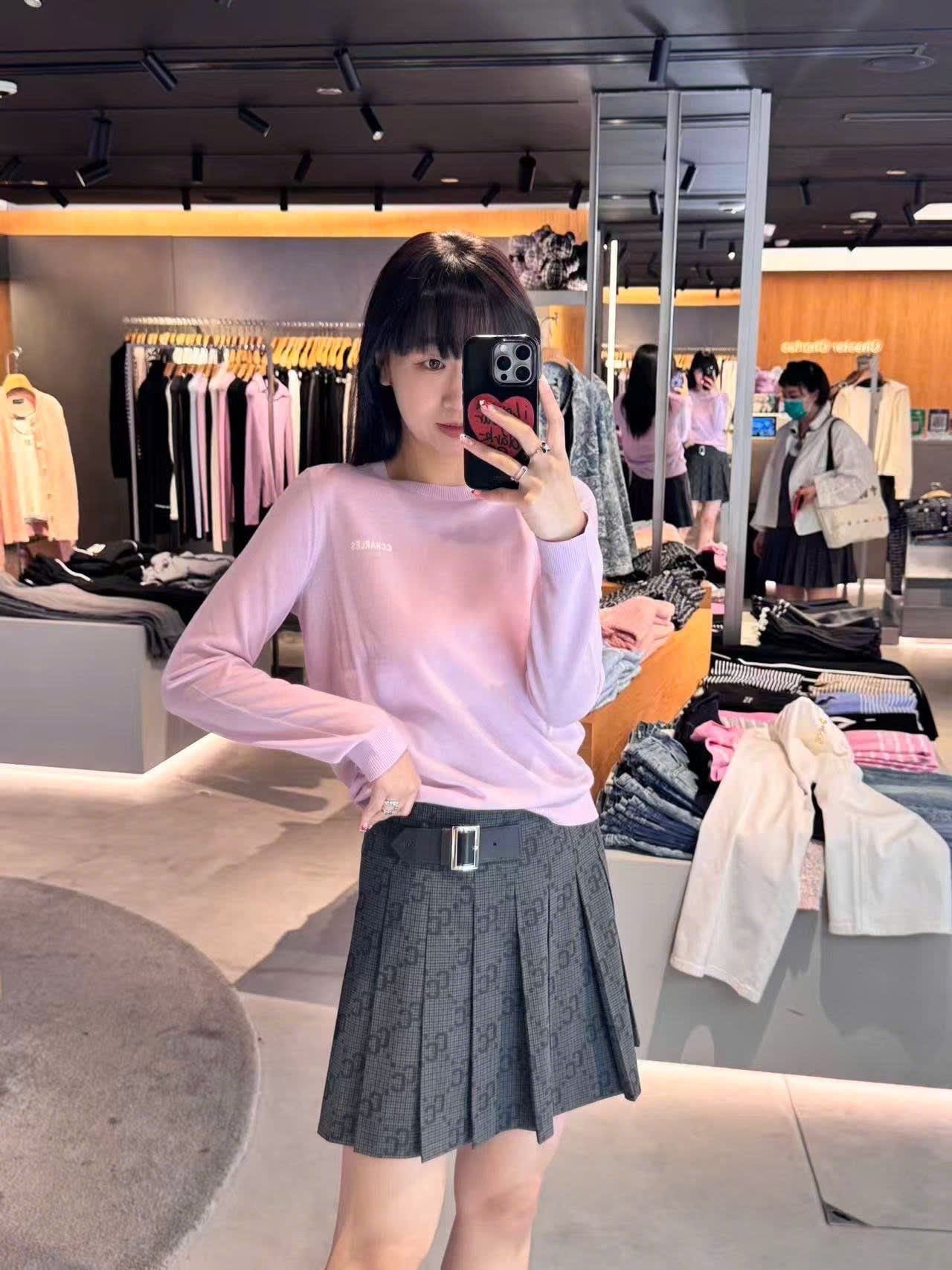  Áo len dài tay hồng tím,chữ C.charles trắng 