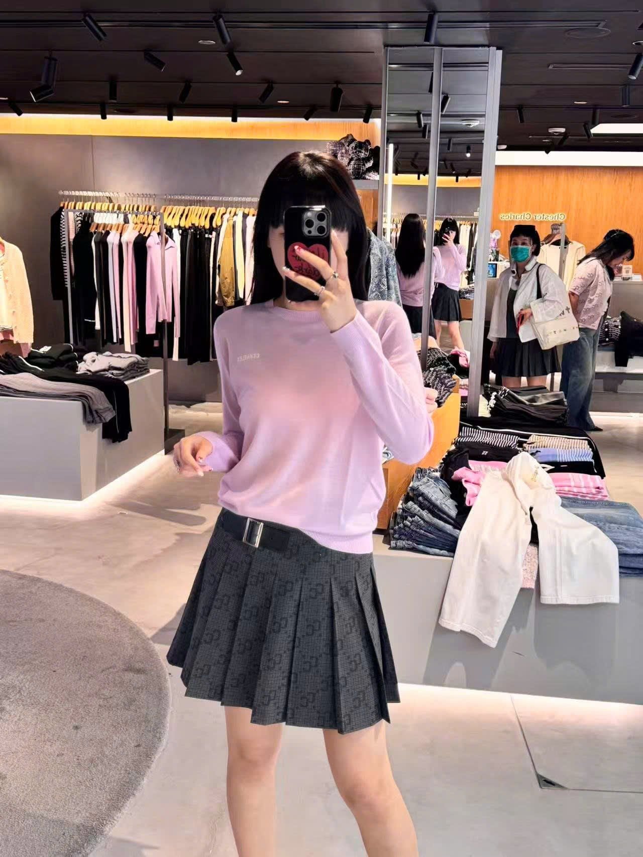  Áo len dài tay hồng tím,chữ C.charles trắng 