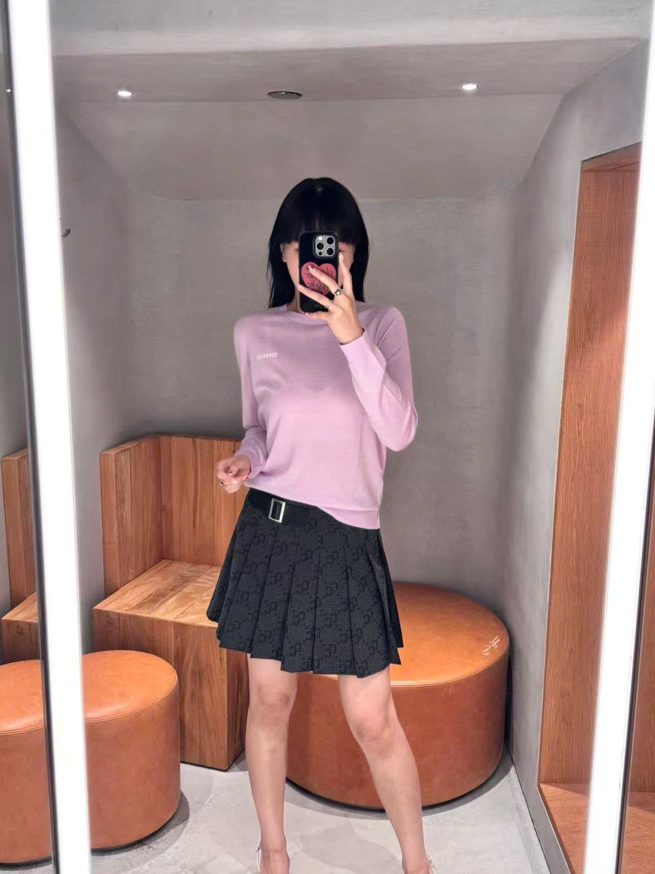  Áo len dài tay hồng tím,chữ C.charles trắng 