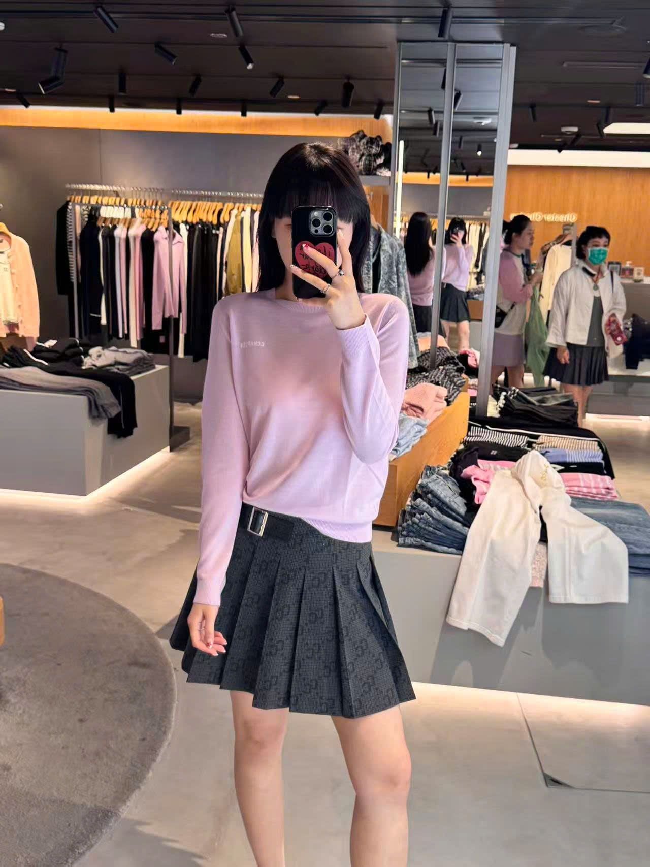  Áo len dài tay hồng tím,chữ C.charles trắng 